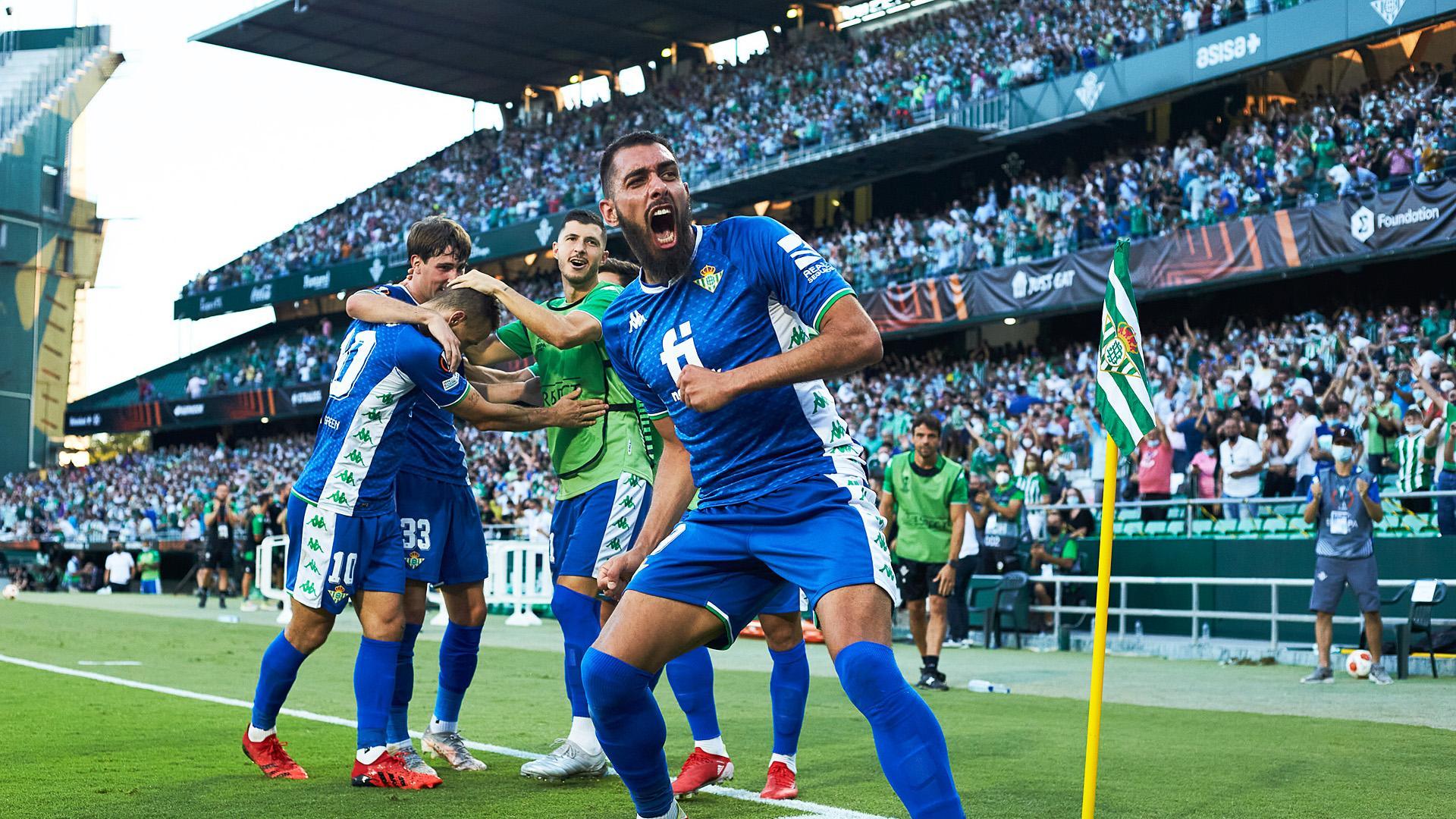 Borja Iglesias alienta a la grada tras uno de los goles béticos celebrado por sus compañeros