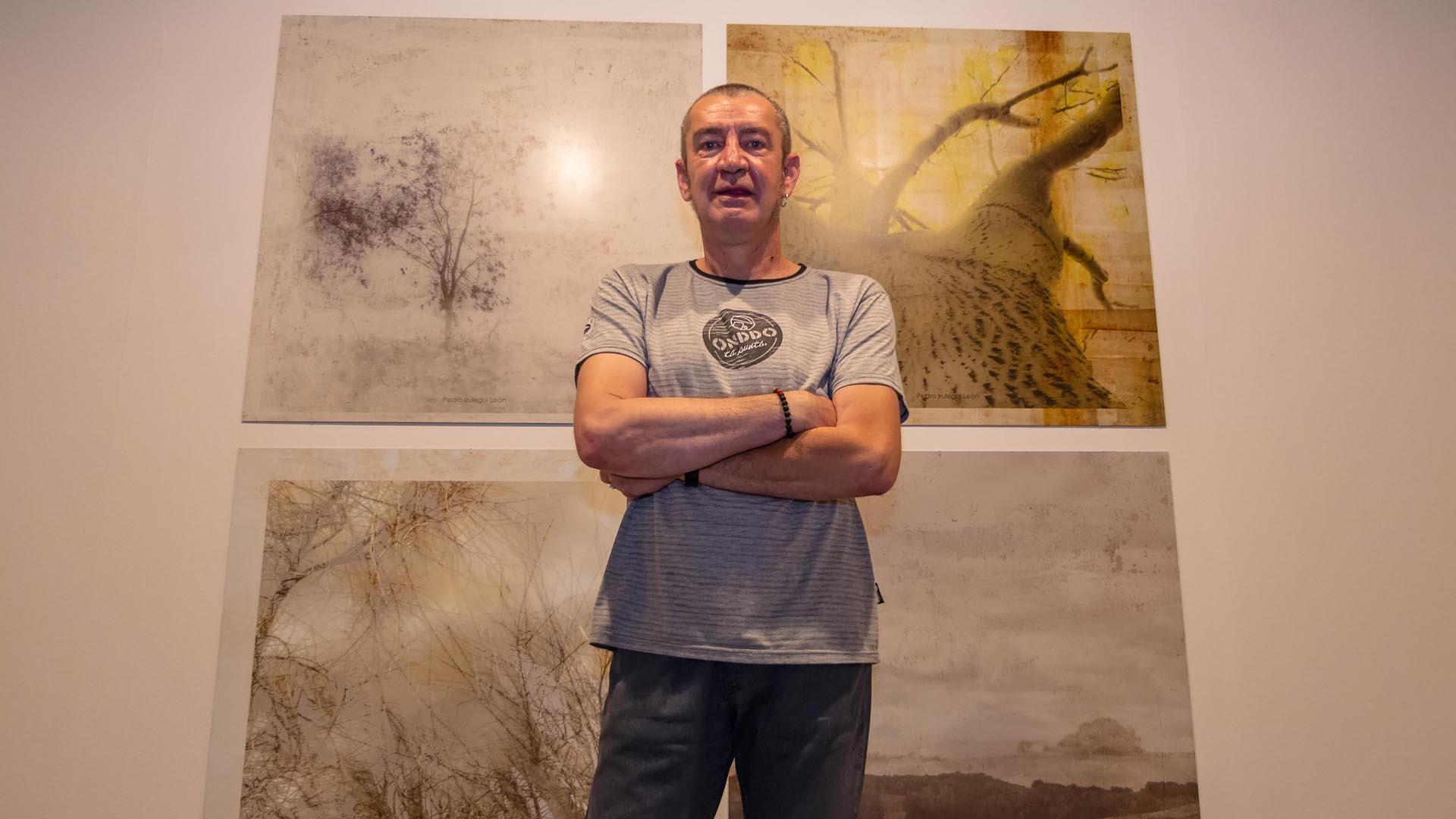 Pedro Irulegui, con algunas de las obras expuestas en el Museo Gustavo de Maeztu