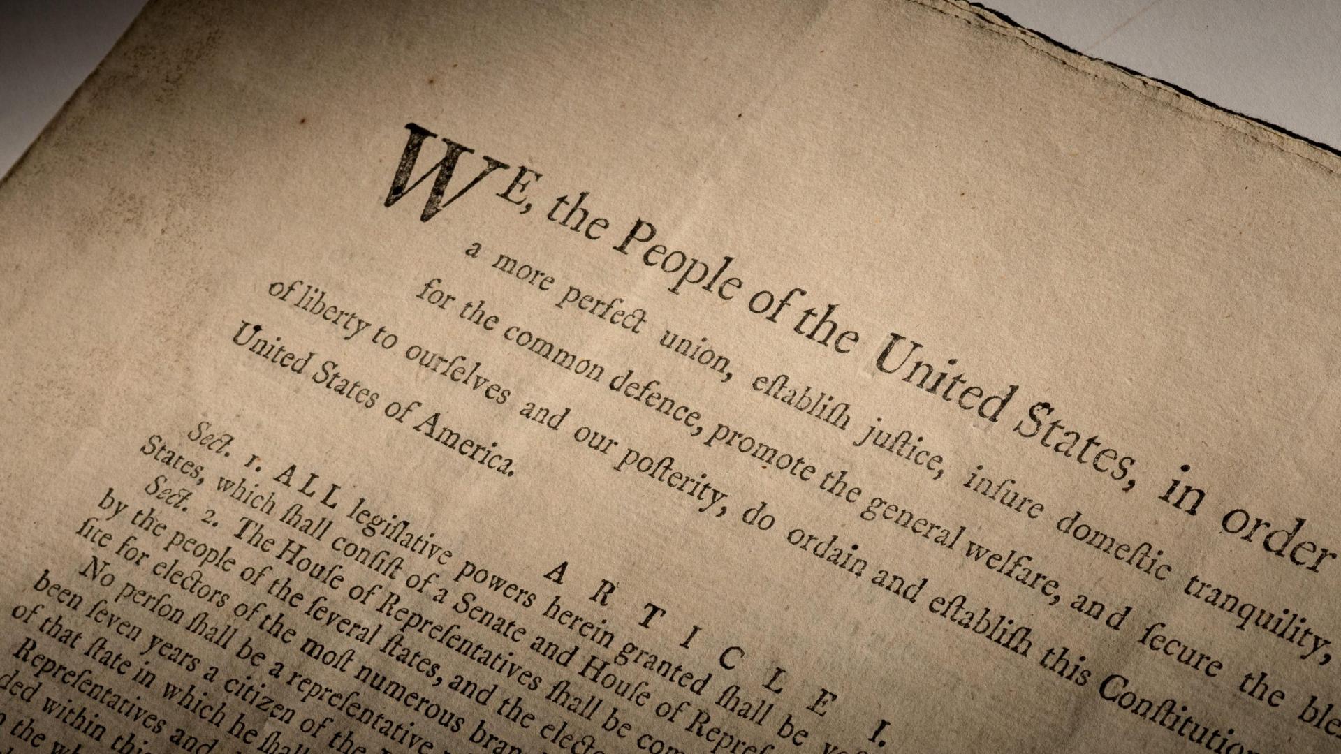 Imagen difundida por Sotheby's de la copia de la Constitución de Estados Unidos que saldrá a subasta