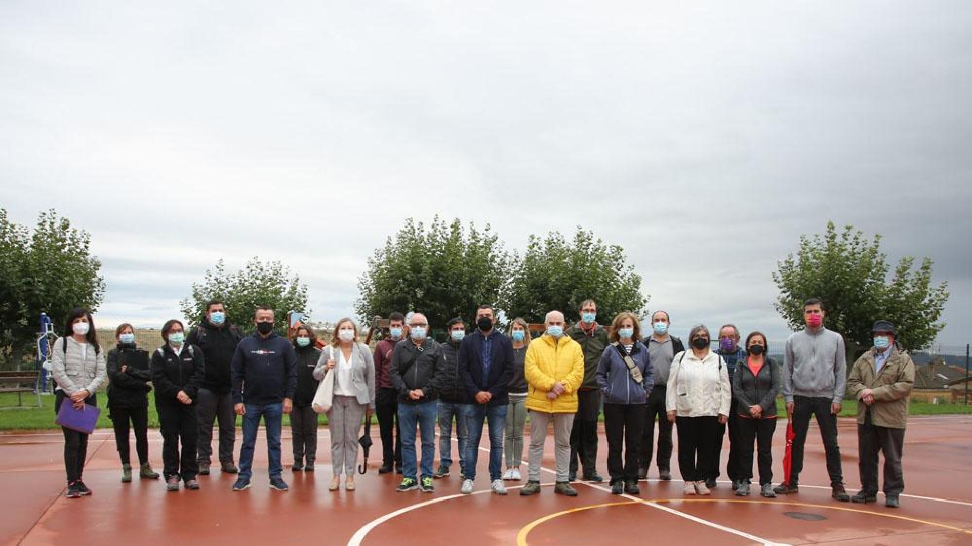 Los participantes, antes de dar comienzo al paseo en Arróniz