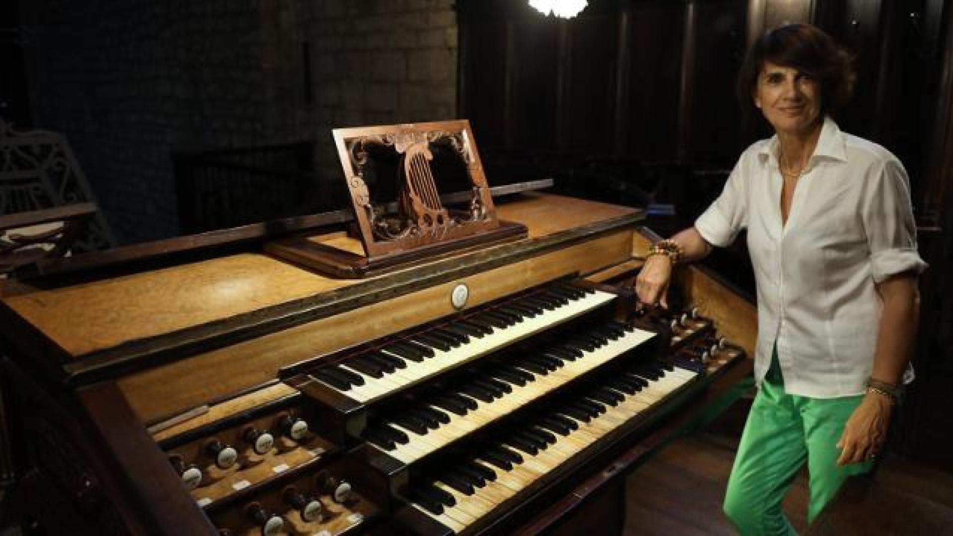 Elena Berazadi Larrea, nieta del compositor Valentín Larrea Yturbe, posa ante el órgano de Bera, protagonista del concierto del sábado