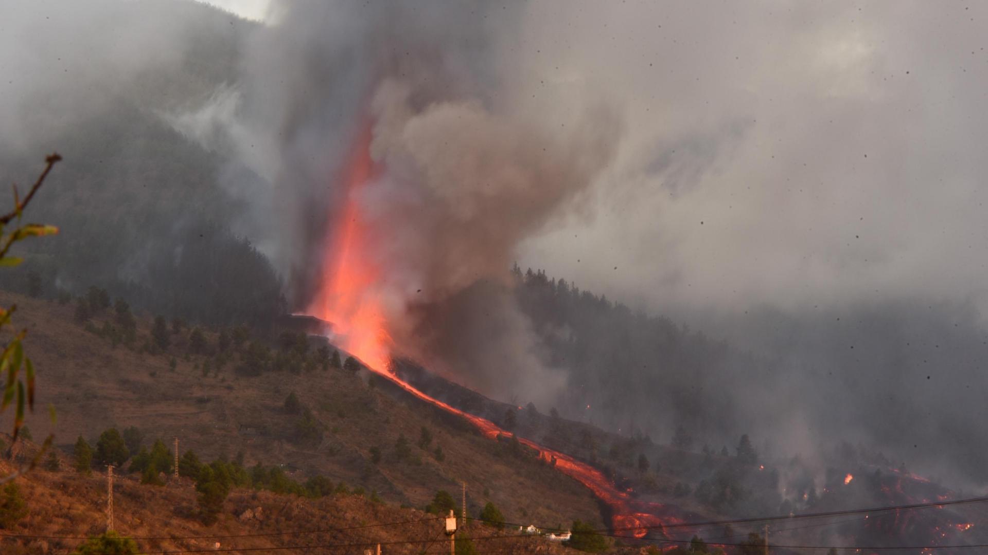 El volcán tiene siete bocas eruptivas y las coladas de lava van avanzando hacia el mar