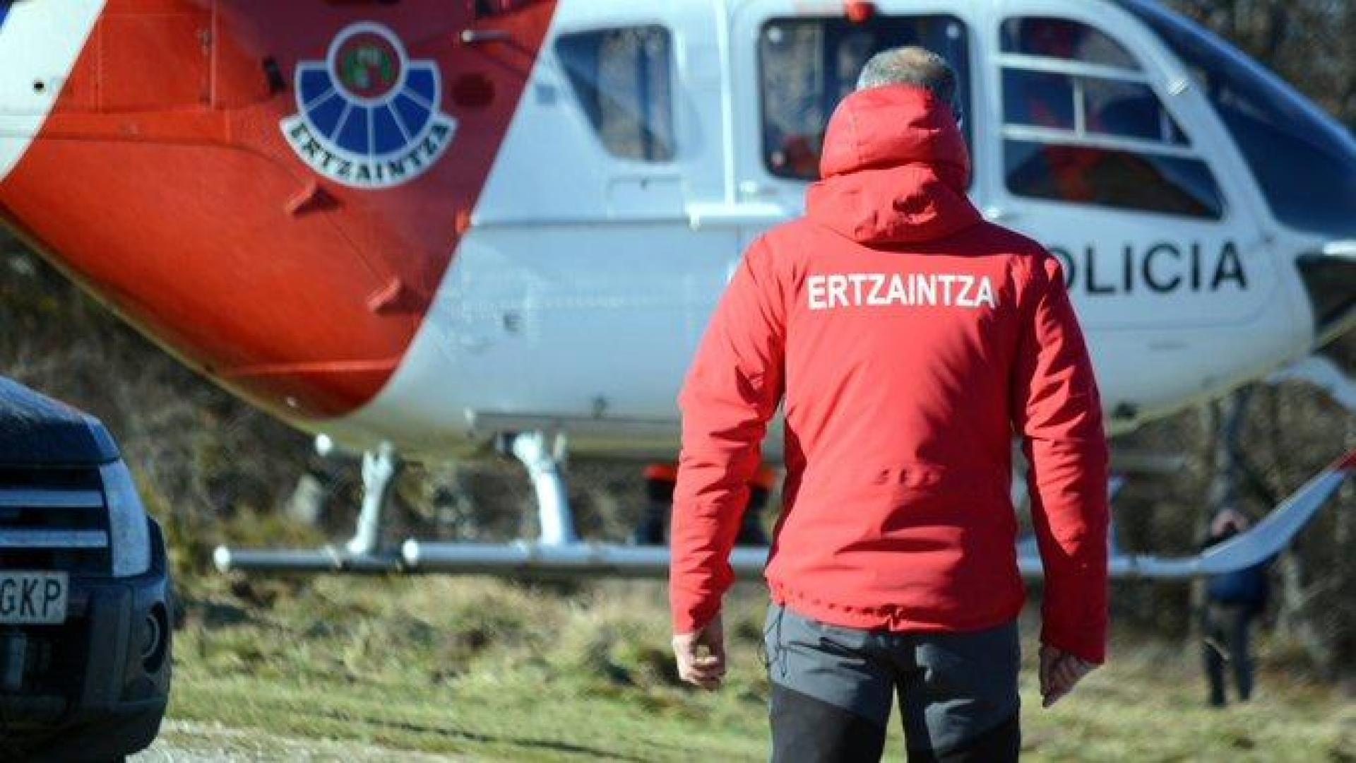 El cuerpo sin vida del varón ha sido trasladado por el helicóptero de la Ertzaintza