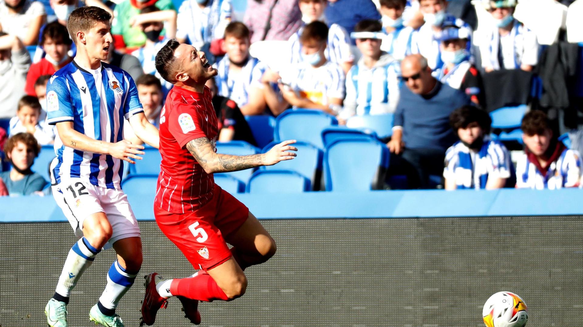 El defensa de la Real Sociedad Aihen Muñoz y el centrocampista argentino del Sevilla Lucas Ocampos, durante el partido correspondiente a la quinta jornada de la LaLiga de Primera División disputado este domingo en el estadio Reale Arena en San Sebastián