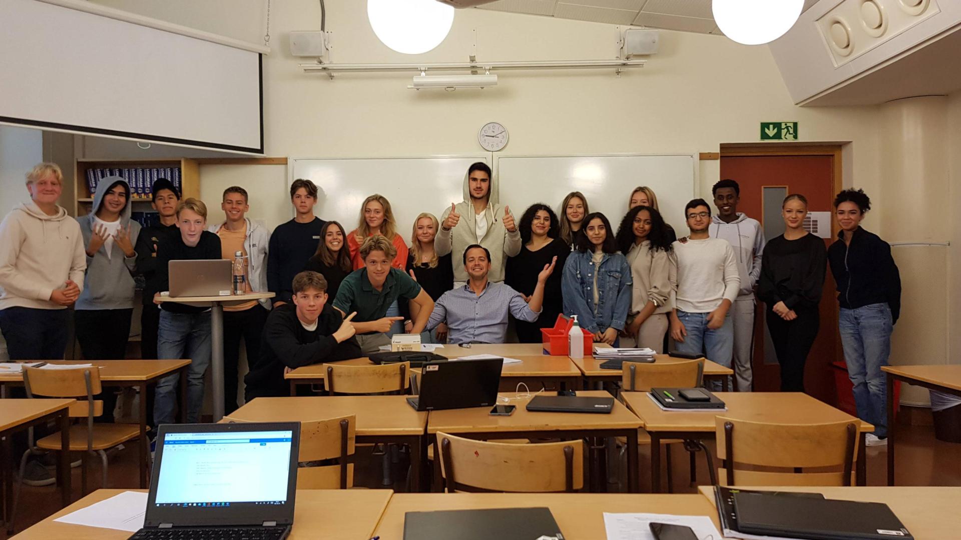 José María Morales posa junto a sus alumnos en un aula del Solna Gymnasium de Estocolmo.