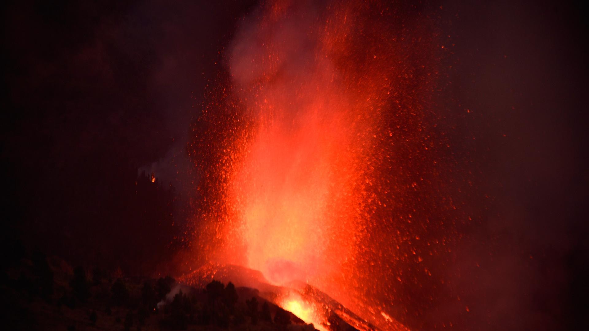 erupcion-volcan-la-palma-noche.jpg