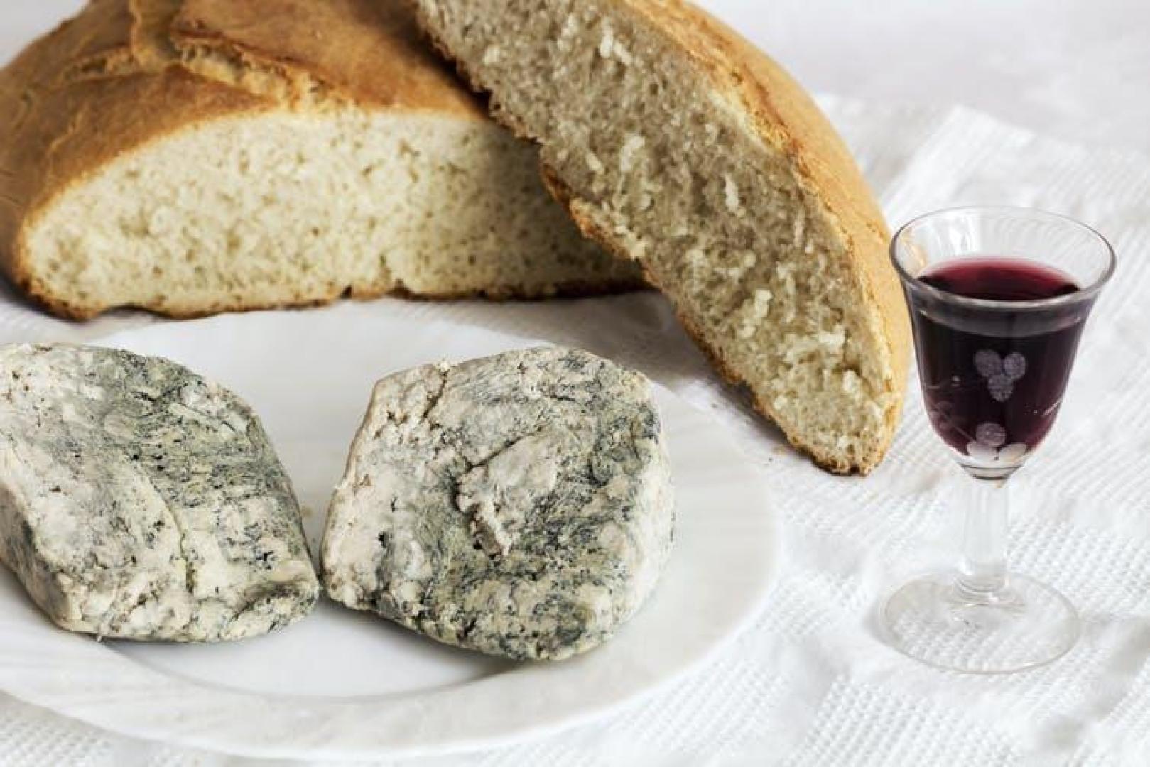 Entre los microorganismos que aportan valor añadido a la producción de alimentos se encuentran los utilizados para producir la cerveza, el queso, el yogur y el kéfir.