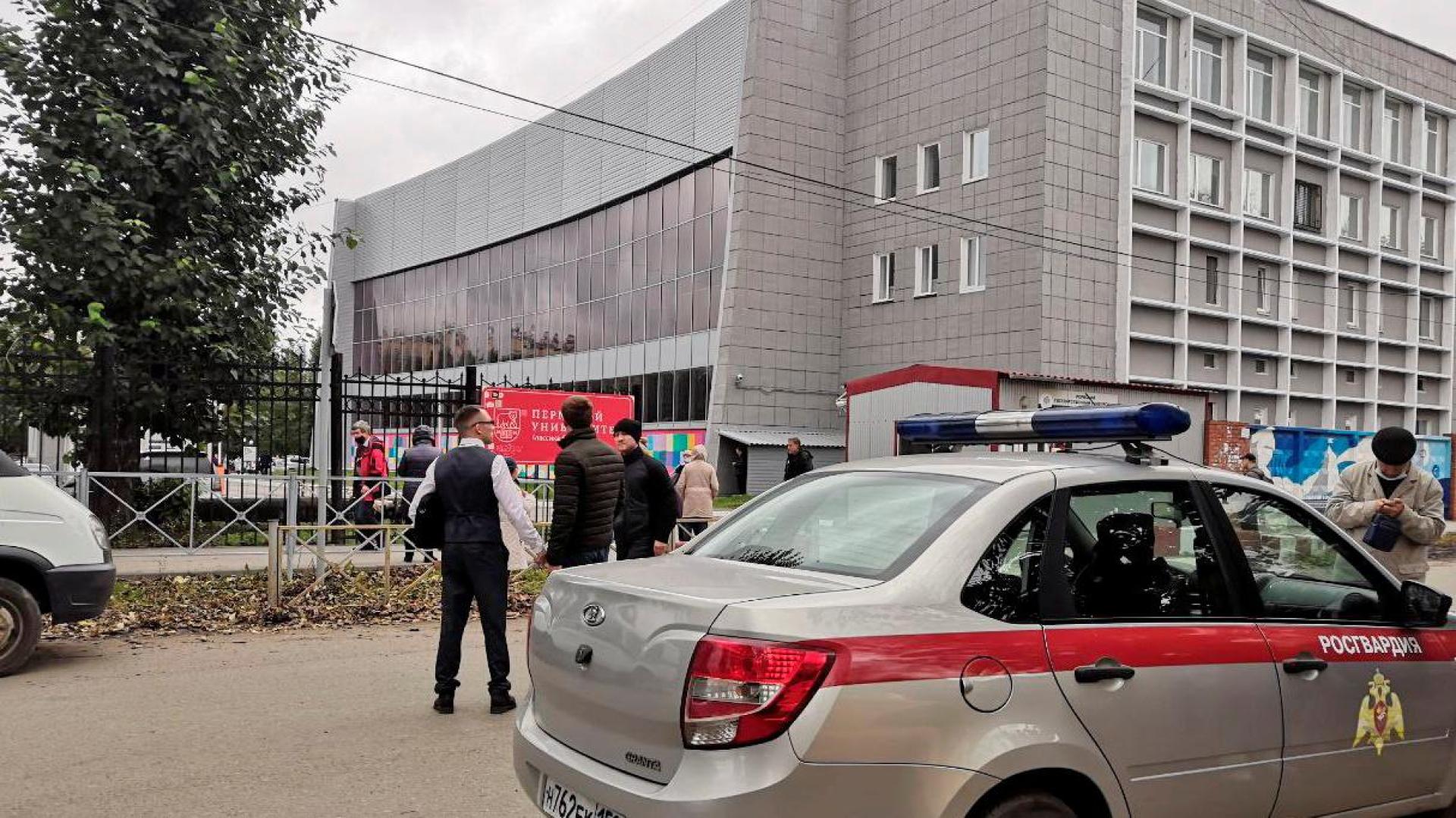 Imagen de un coche de la policía en la Universidad de Perm, donde un atacante ha entrado en el edificio y ha matado a varios estudiantes.