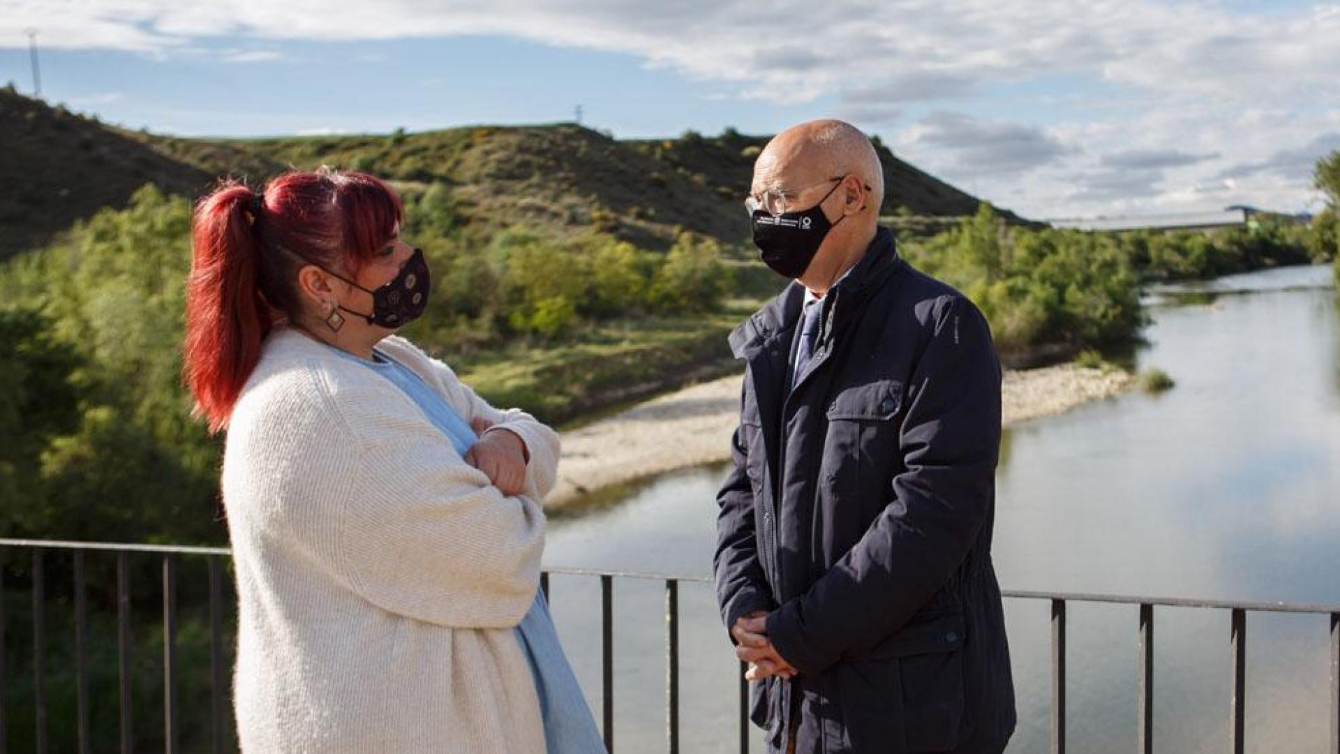 La alcaldesa de Mendigorría, Eunate López, y el consejero de Cohesión Territorial, Bernardo Ciriza, durante una visita al puente medieval de Andelos