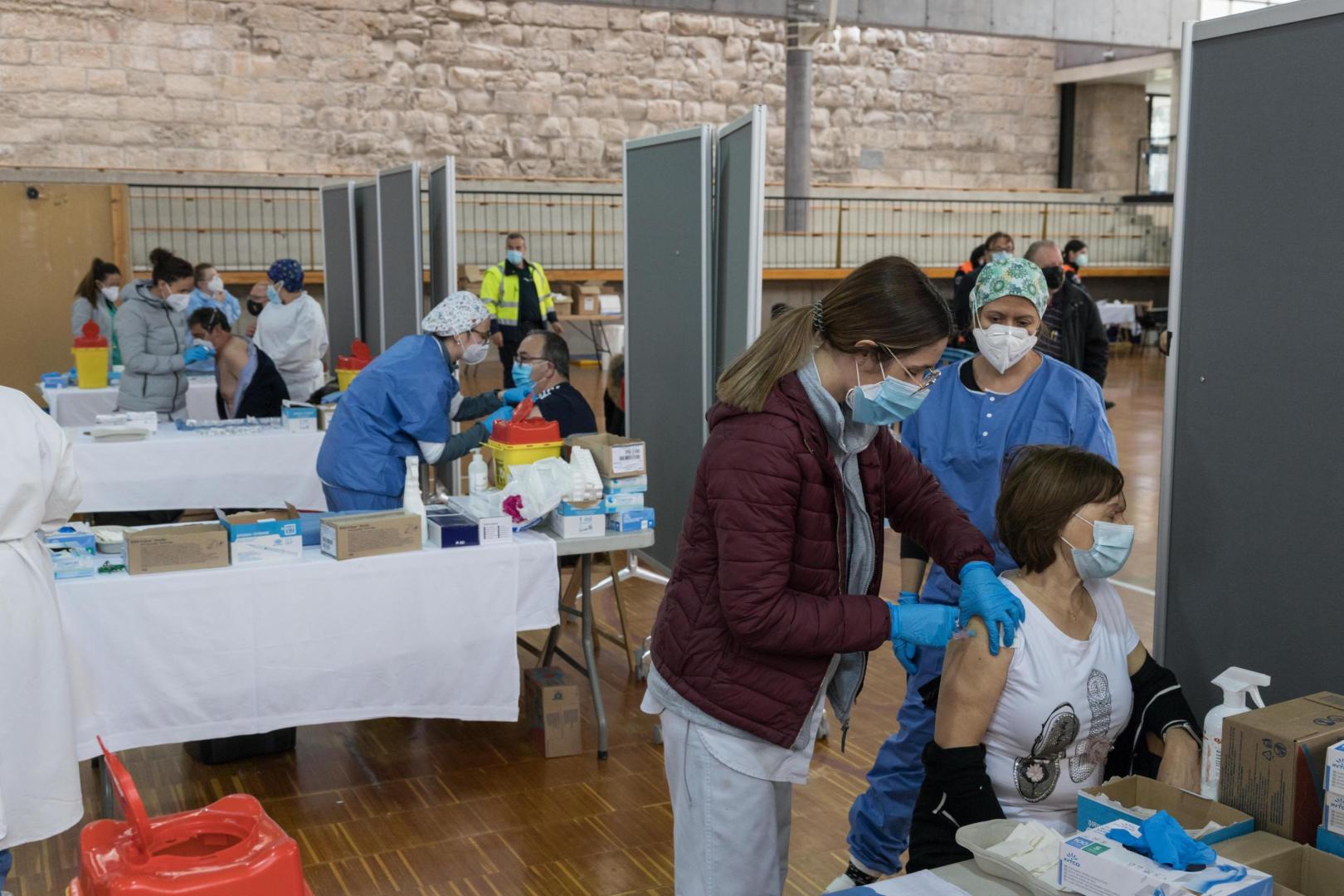 Varias enfermeras inoculan la vacuna en el centro de Jesuitas