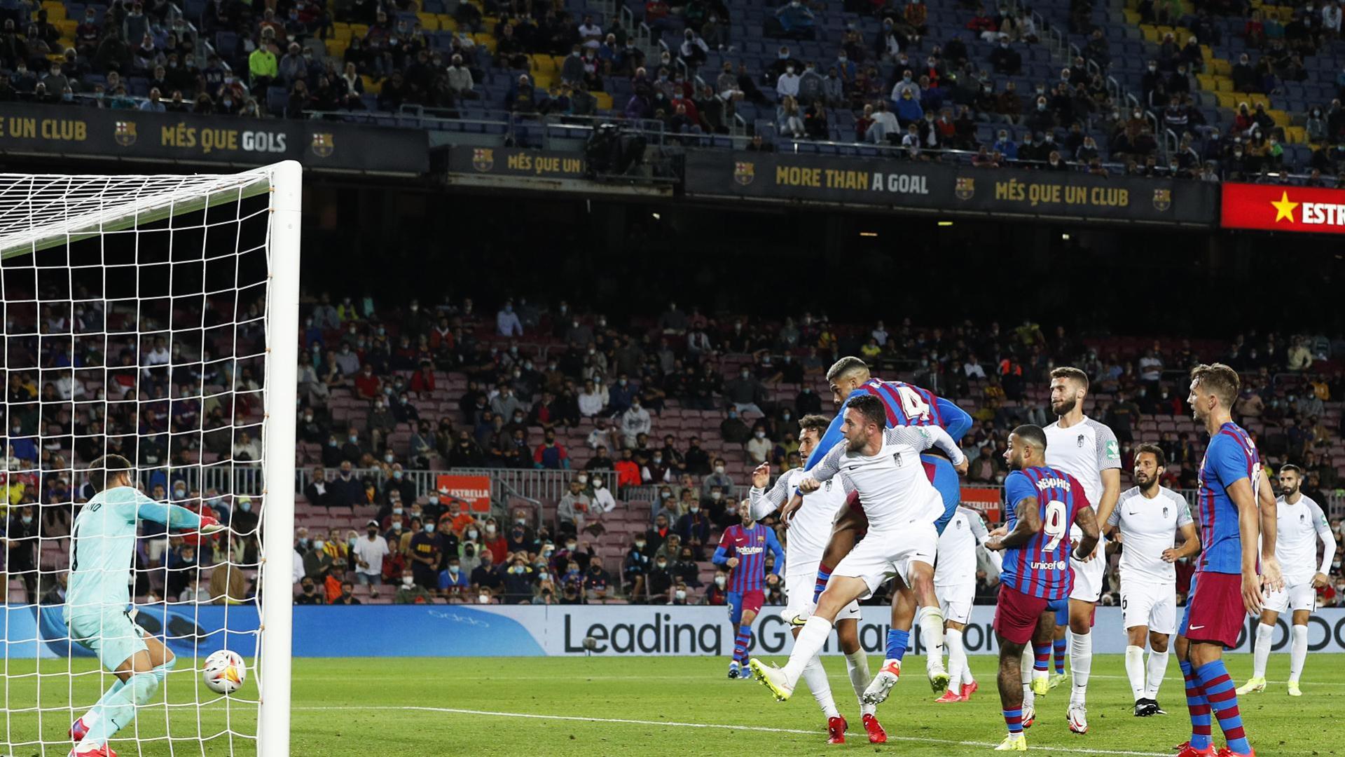 Momento en el que Araújo remata de cabeza y anota el tanto de empate para el Barcelona