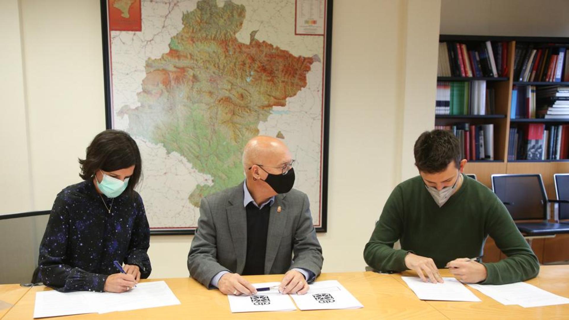 La directora general de Transportes y Movilidad Sostenible, Berta Miranda, el consejero de Cohesión Territorial, Bernardo Ciriza, y el alcalde de Lesaka, Ladis Satrustegui