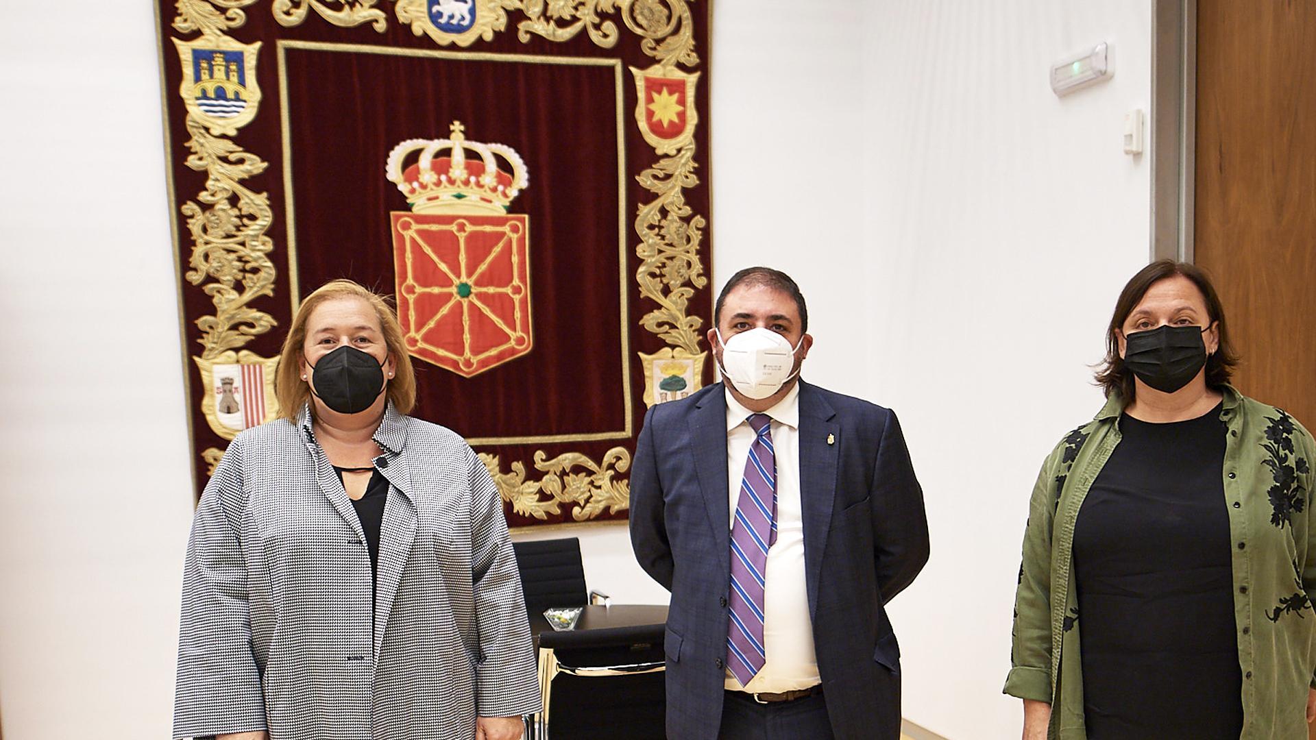 Unai Hualde (centro) entre la presidenta del Colegio de Farmacéuticos, María Galipienzo, y la vocal de la entidad Arantxa Muñoz