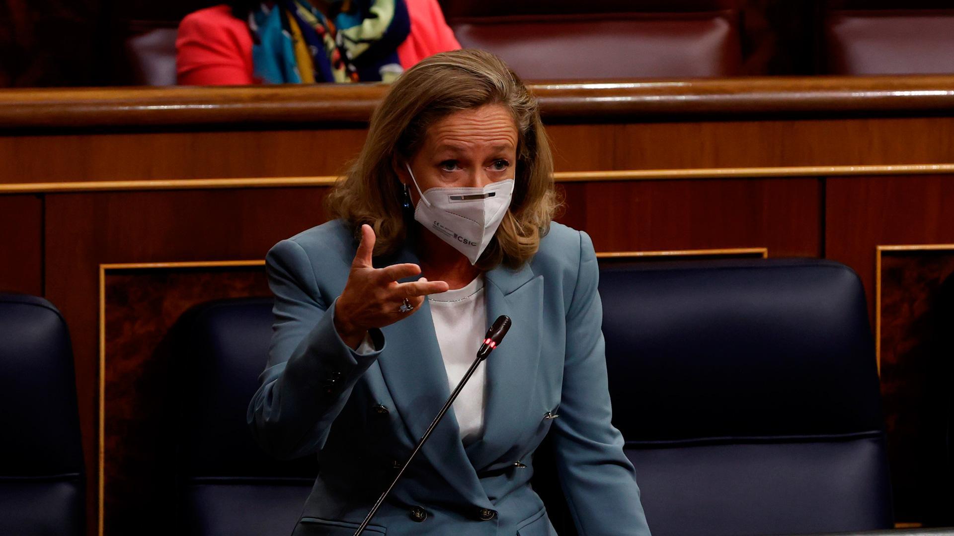 La vicepresidenta primera del Gobierno y ministra de Economía, Nadia Calviño durante la sesión de control al Gobierno de este miércoles en el Congreso