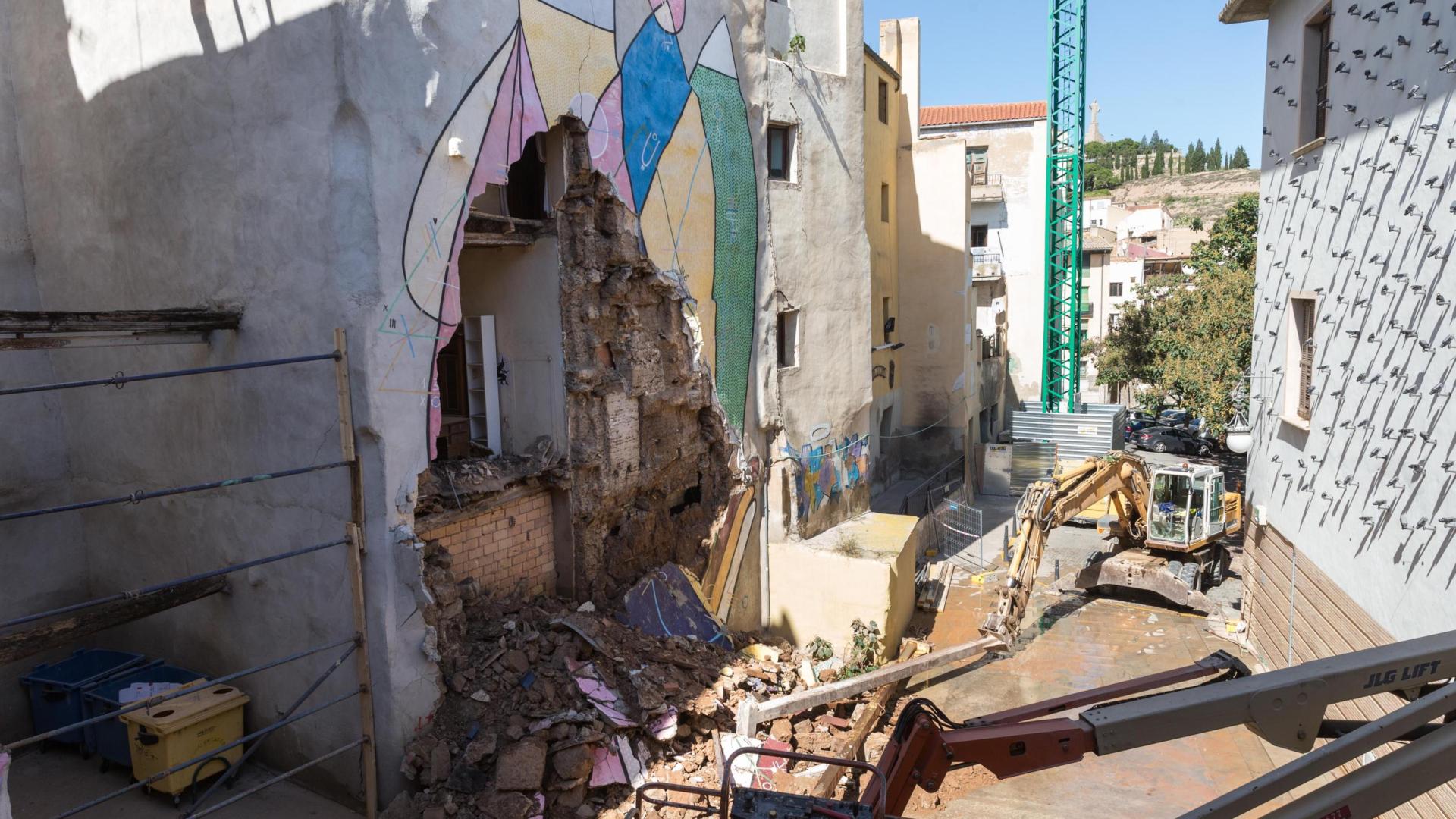 Imagen de la zona afectada del edificio, tras ser derribada la parte que corría más riesgo de derrumbarse