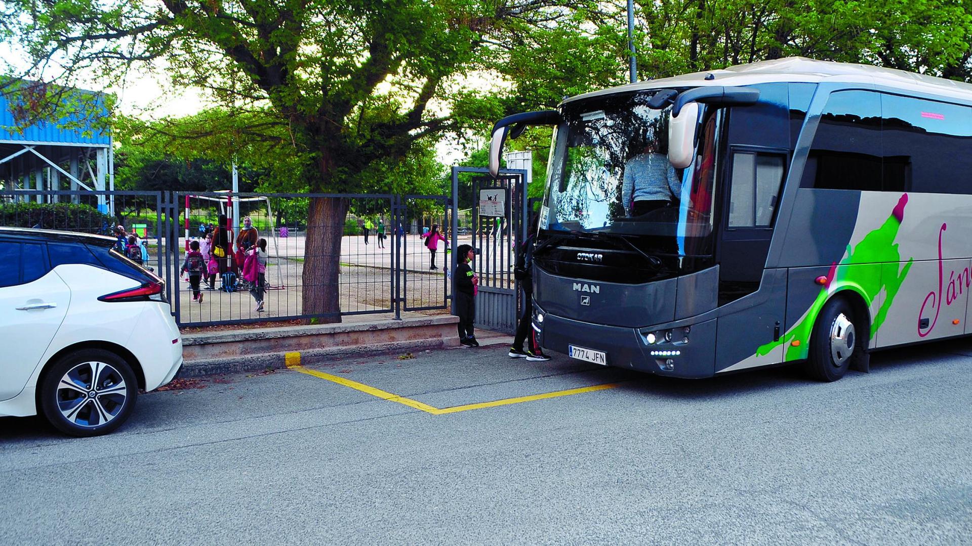 El autobús deja a los escolares de Falces en el colegio