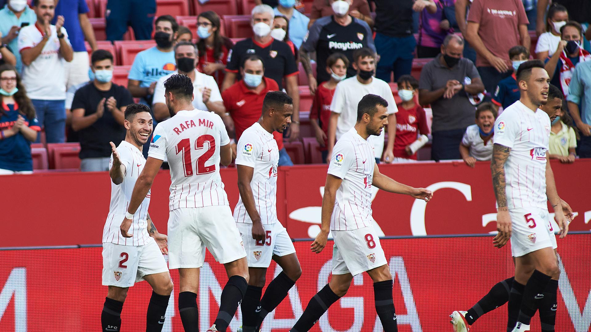 Los jugadores del Sevilla celebran el tanto de Rafa Mir contra el Valencia