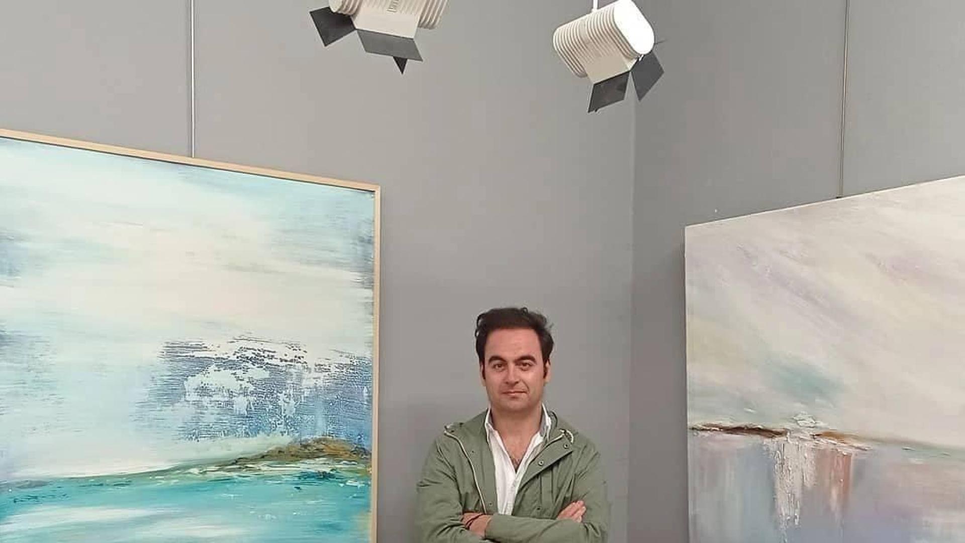 Momo Puente-Piazza, junto a dos obras de la exposición Surensoñando en la galería Michel Menéndez
