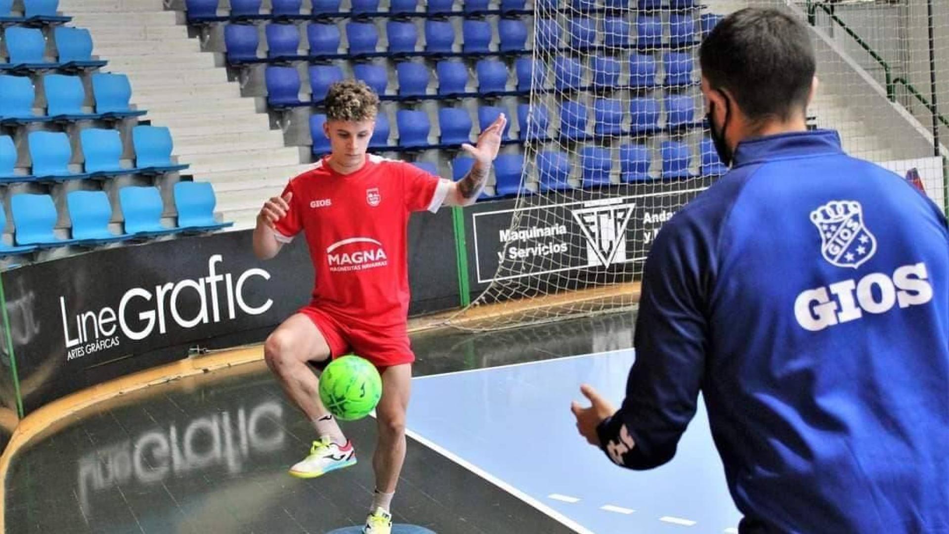 Fabinho toca balón en el Pabellón Anaitasuna