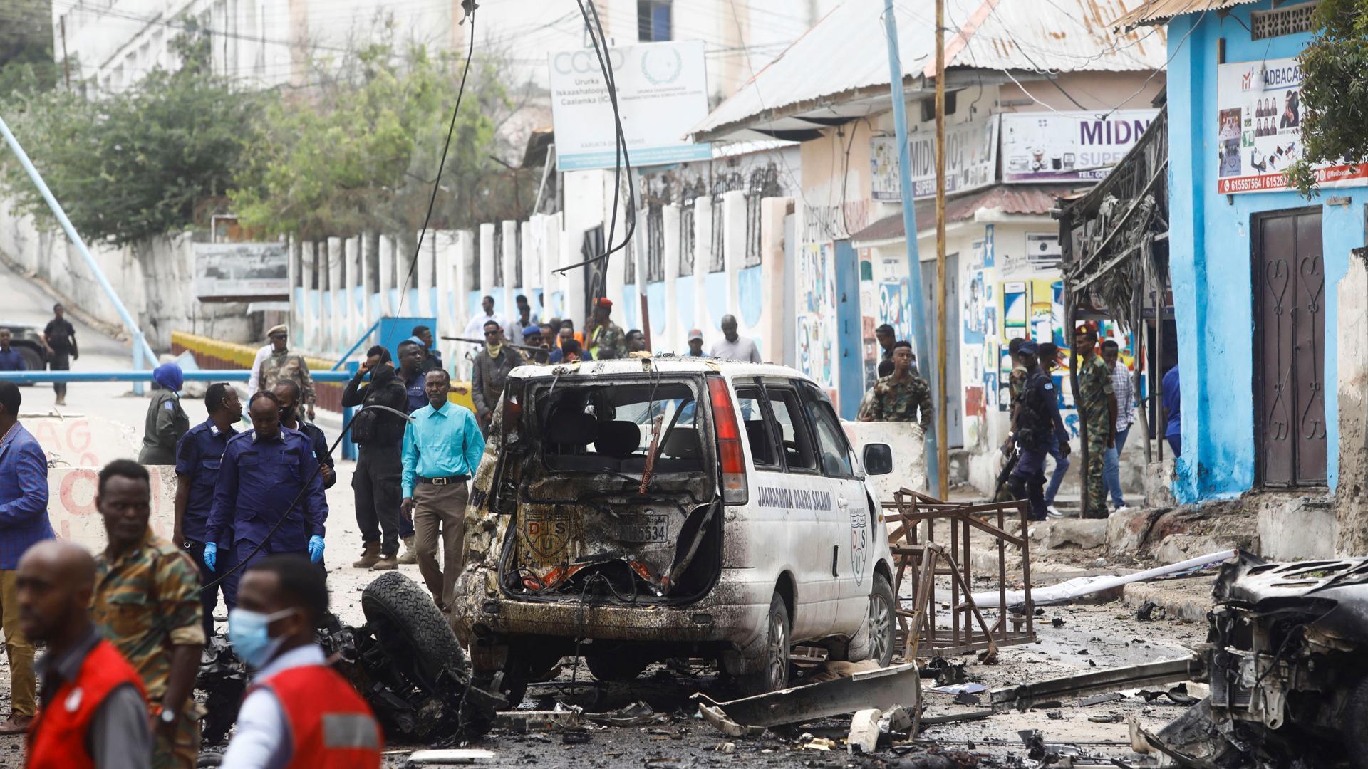 Lugar del atentado con el coche bomba en Mogadiscio