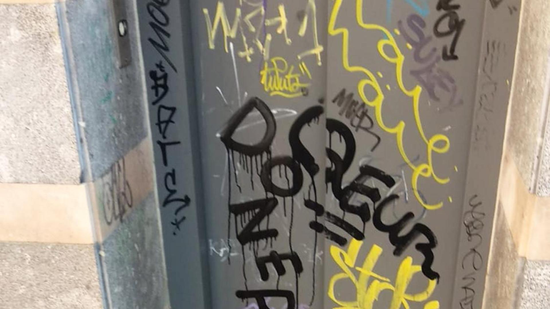 Suciedad y restos tras San Fermín Chiquito en la plaza Compañía de Pamplona