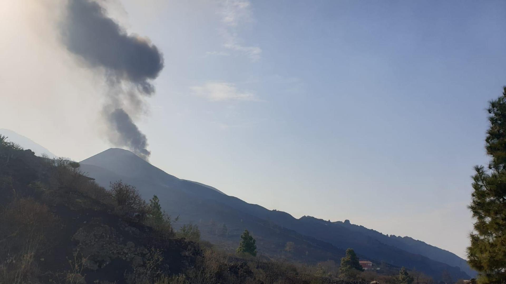 El volcán de La Palma se reactiva tras dos horas de parón