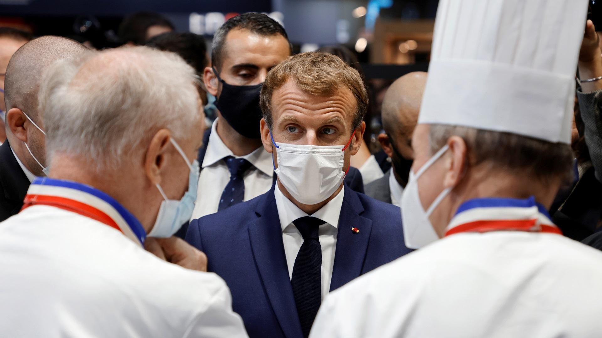 El presidente francés, Emmanuel Macron, recibió el impacto de un huevo en su visita durante el Salón Internacional de la Restauración y el Turismo de Lyon
