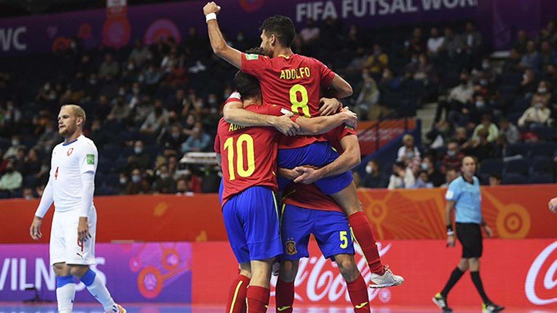 Los jugadores españoles celebran el 1-0 obra de Adolfo