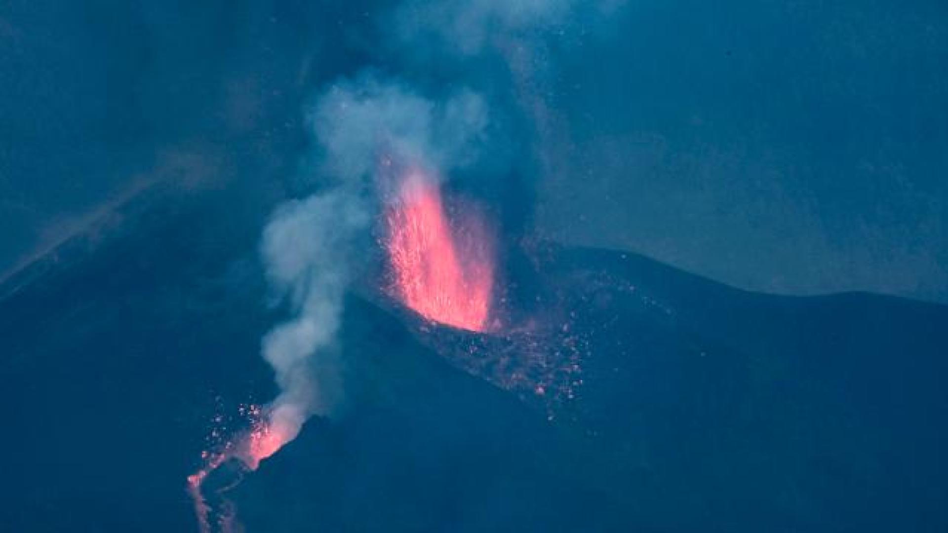Tras pasar prácticamente medio día sin apenas actividad, este lunes a las 18:45 la erupción del volcán Cumbre Vieja ha comenzado nuevamente a expulsar lava entre explosiones intermitentes