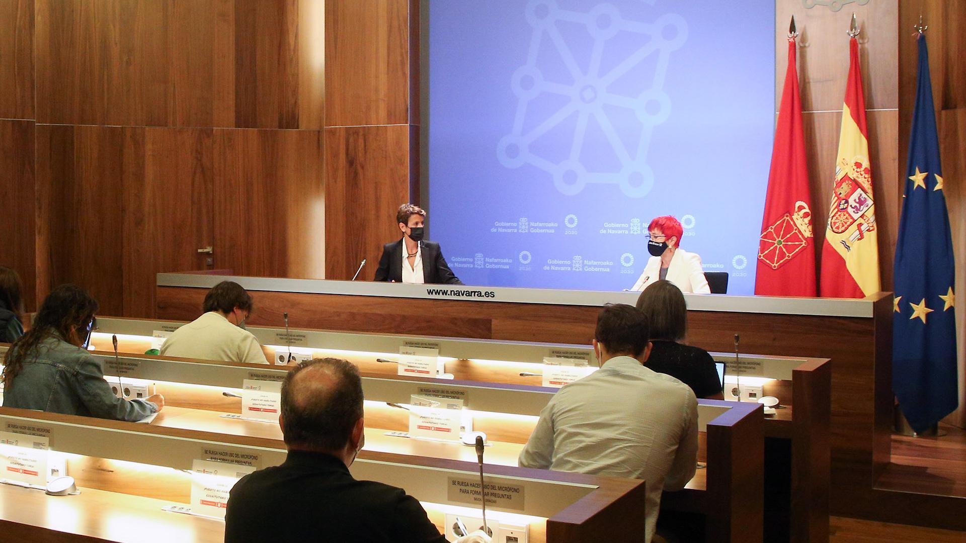 María Chivite y Santos Induráin, en la sala de prensa del Palacio de Navarra