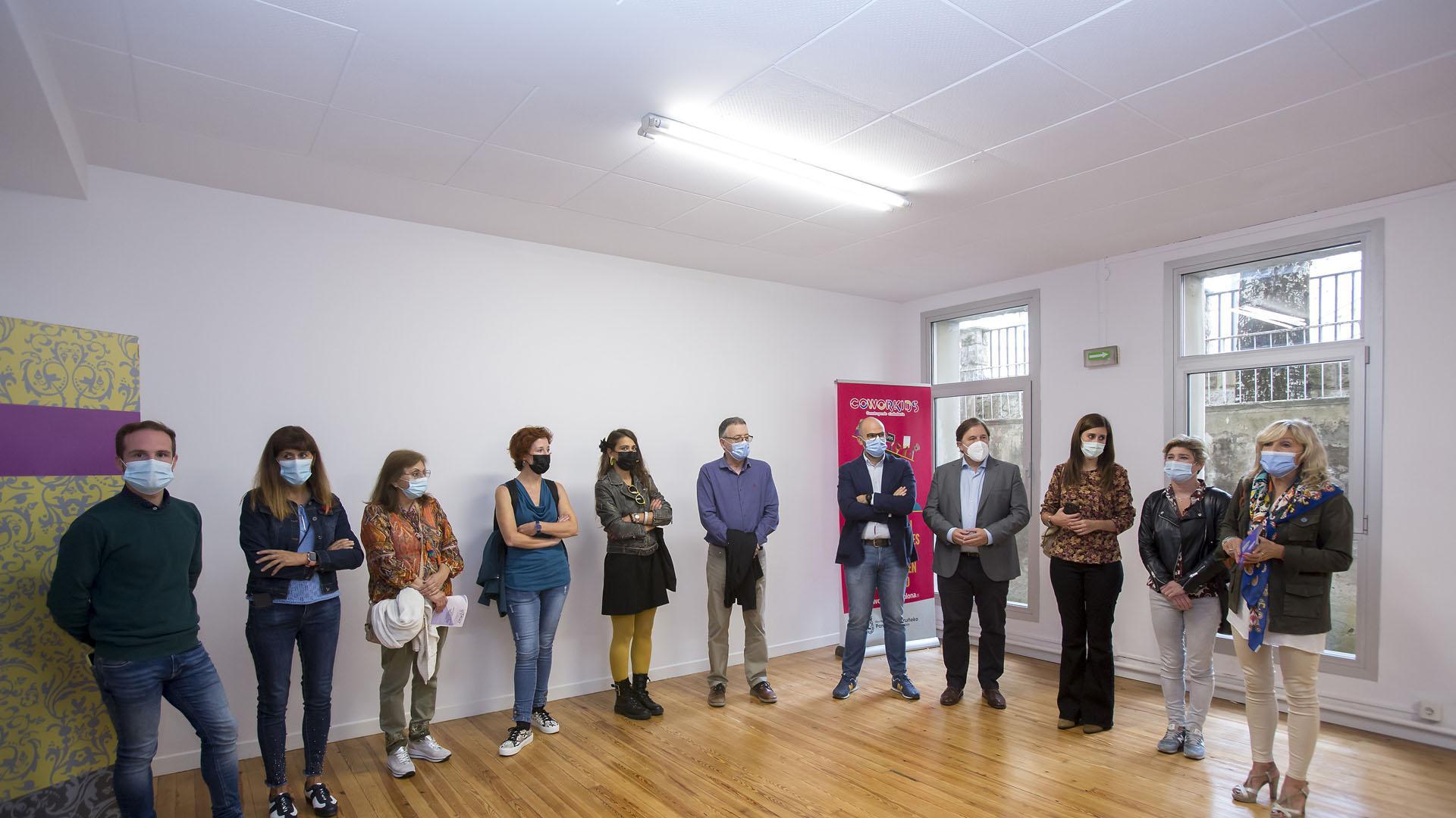 Miembros de la corporación del Ayuntamiento de Pamplona han visitado el nuevo espacio del programa COworkids y la Casa de las Mujeres