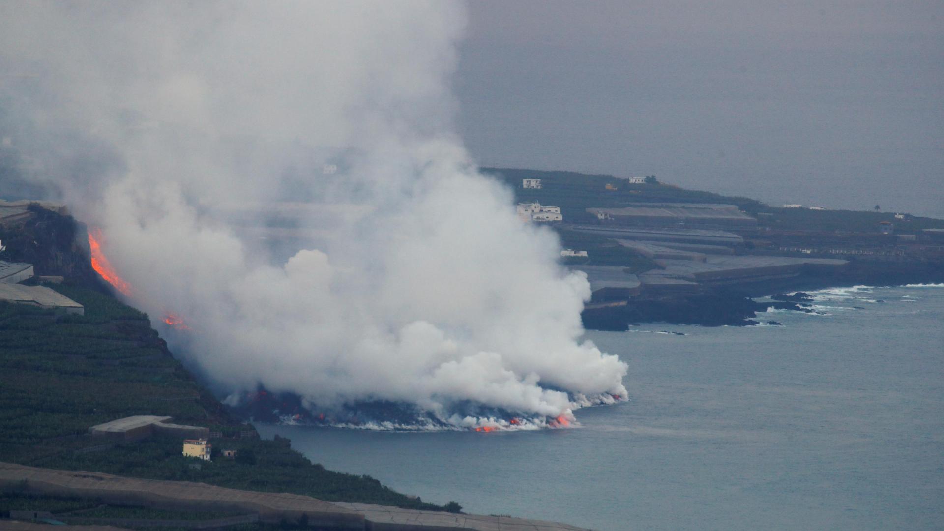 Nube de vapor y gases provocada por la lava del volcán de La Palma al entrar en contacto con el mar