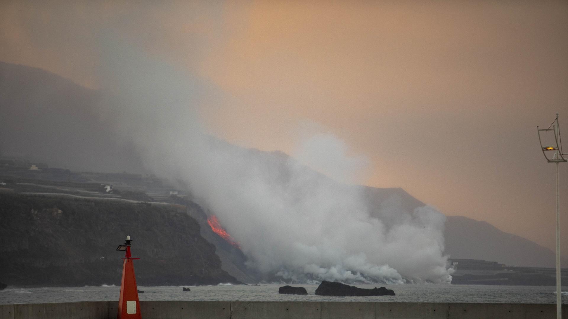 La colada de lava del volcán de La Palma llega al mar y está creando un delta ganando terreno al océano.