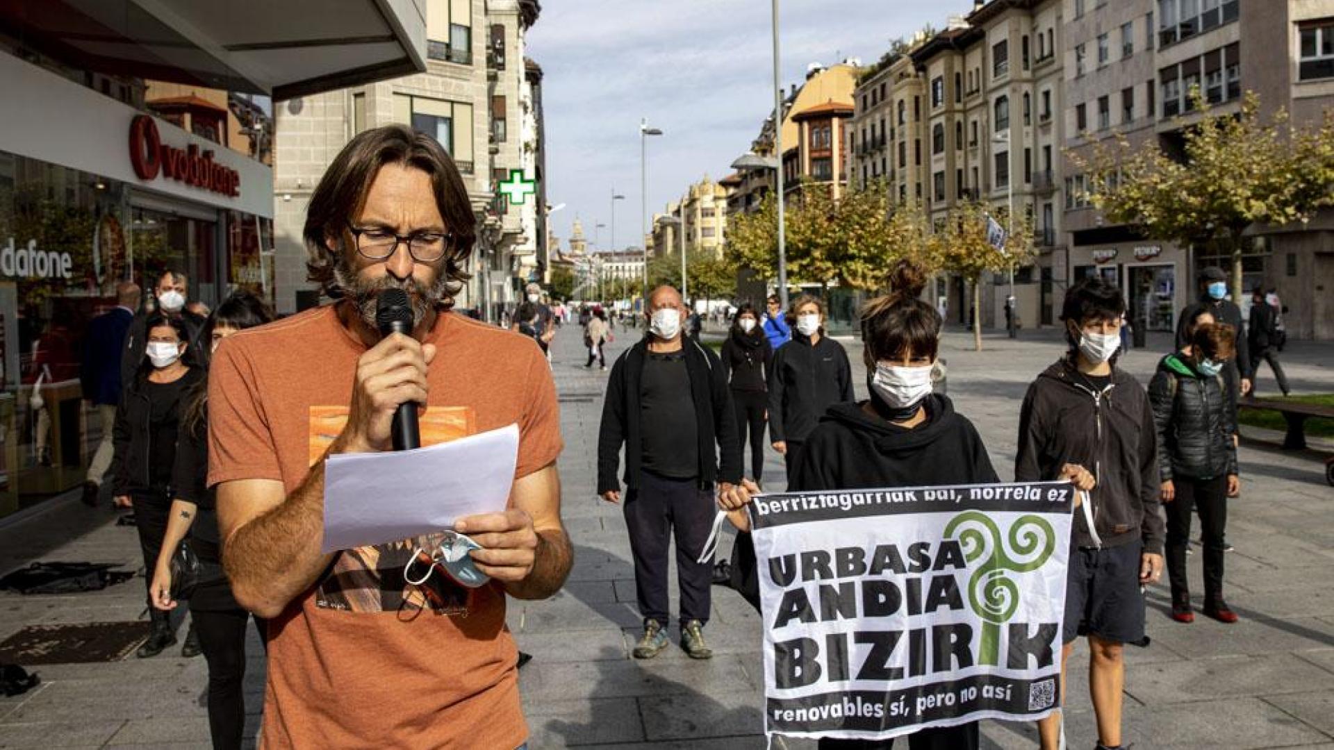 Uno de los integrantes de la plataforma, durante la lectura del comunicado ayer en Pamplona
