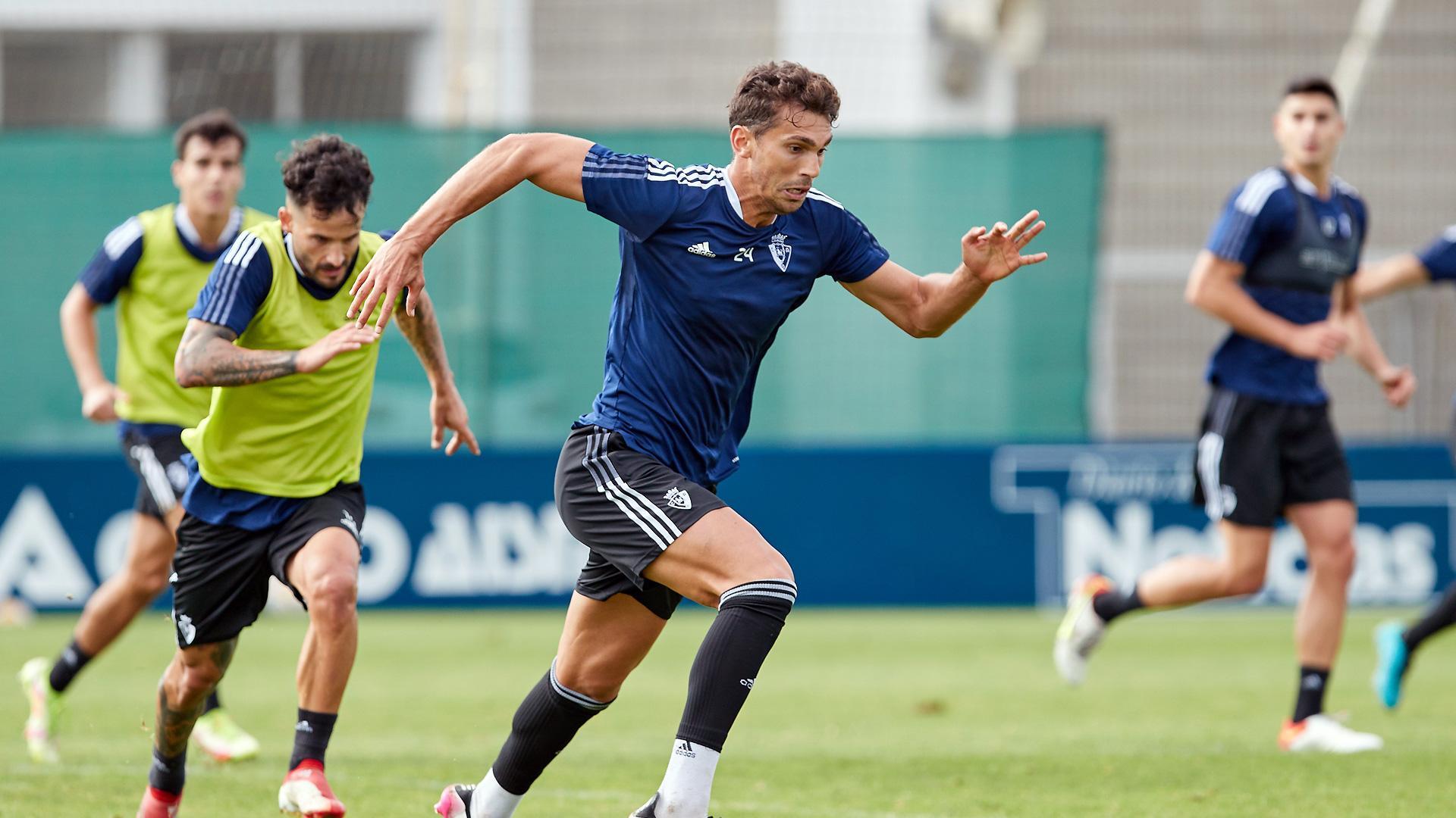 La primera plantilla de Osasuna, durante el entrenamiento de este miércoles en Tajonar