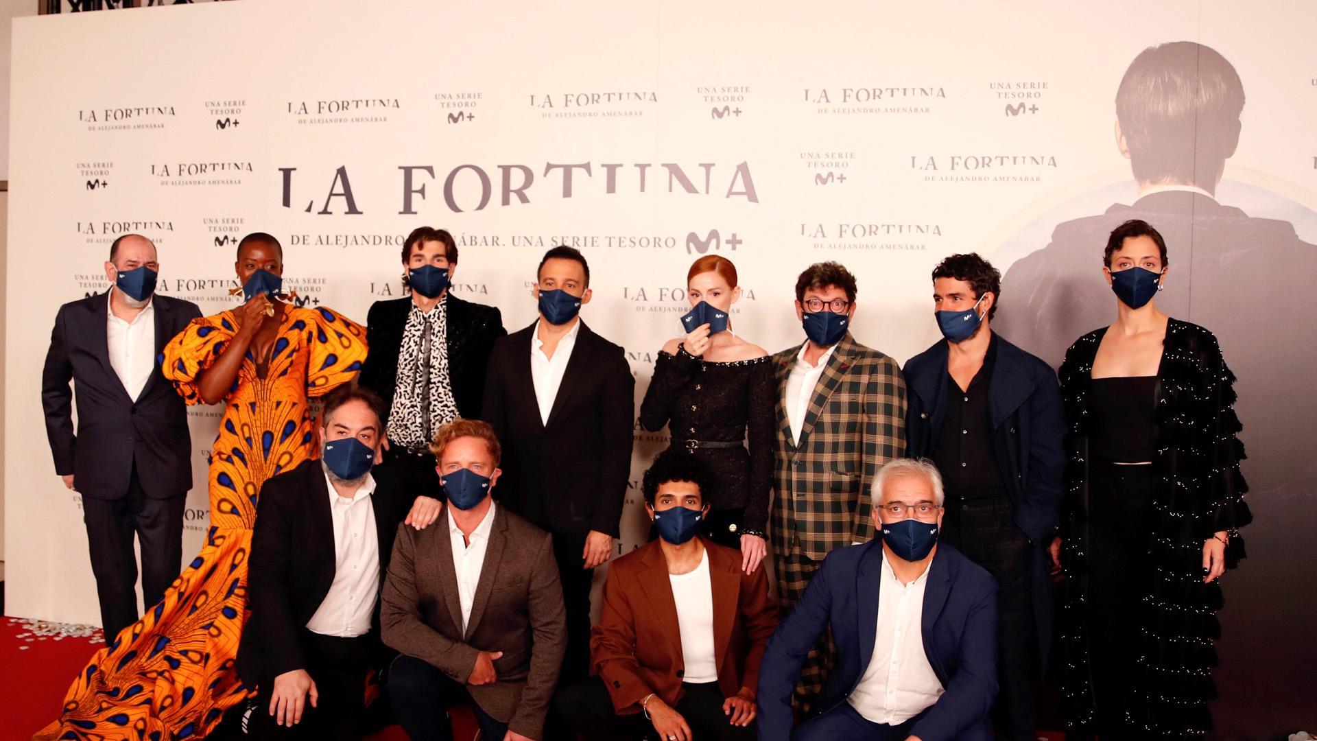 El director Alejandro Amenábar posa con los actores a su llegada a la presentación de la serie 'La Fortuna'