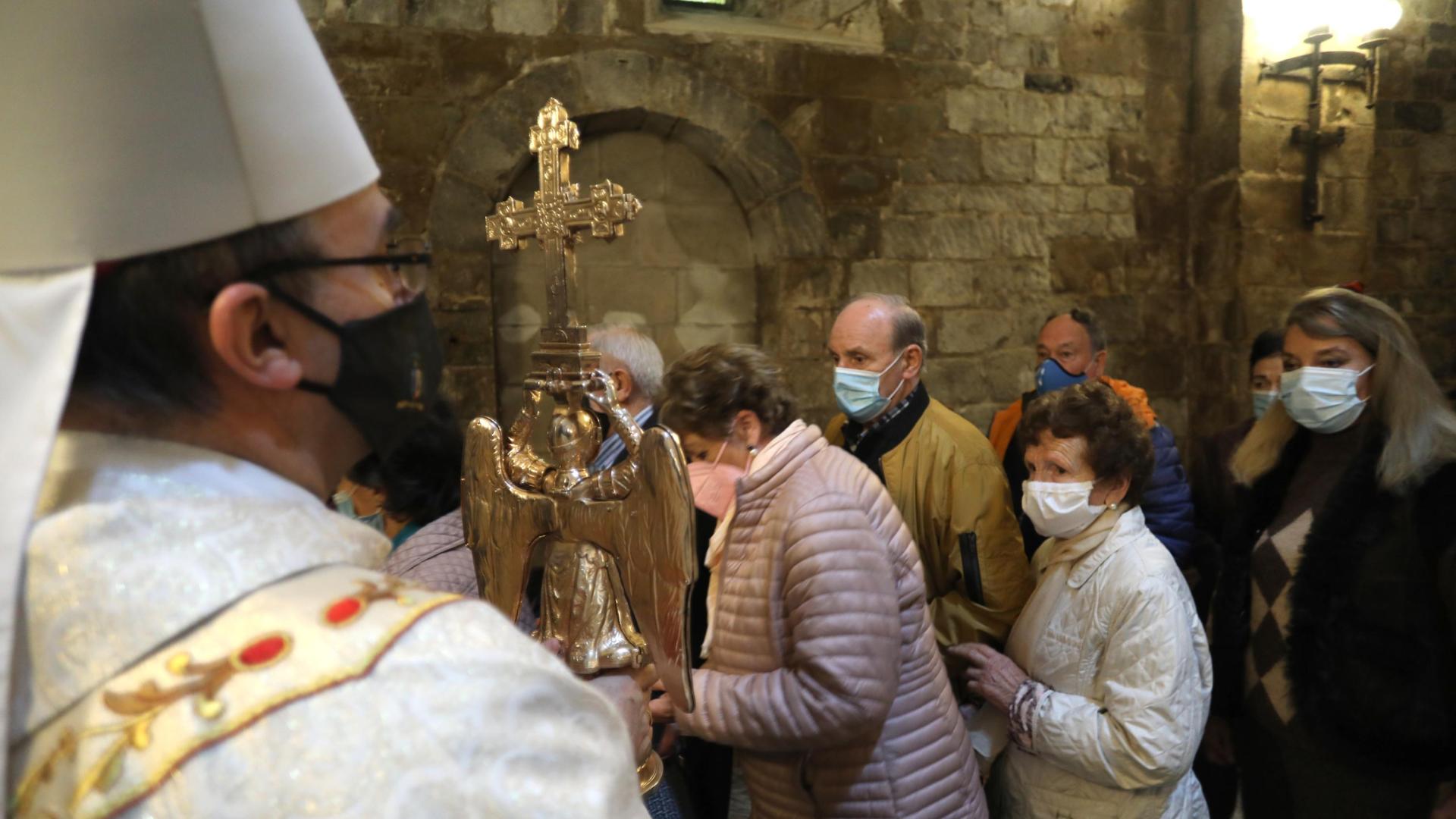 El obispo de San Sebastián, José Ignacio Munilla, sostiene la efigie de San Miguel de Aralar al paso de un grupo de devotos