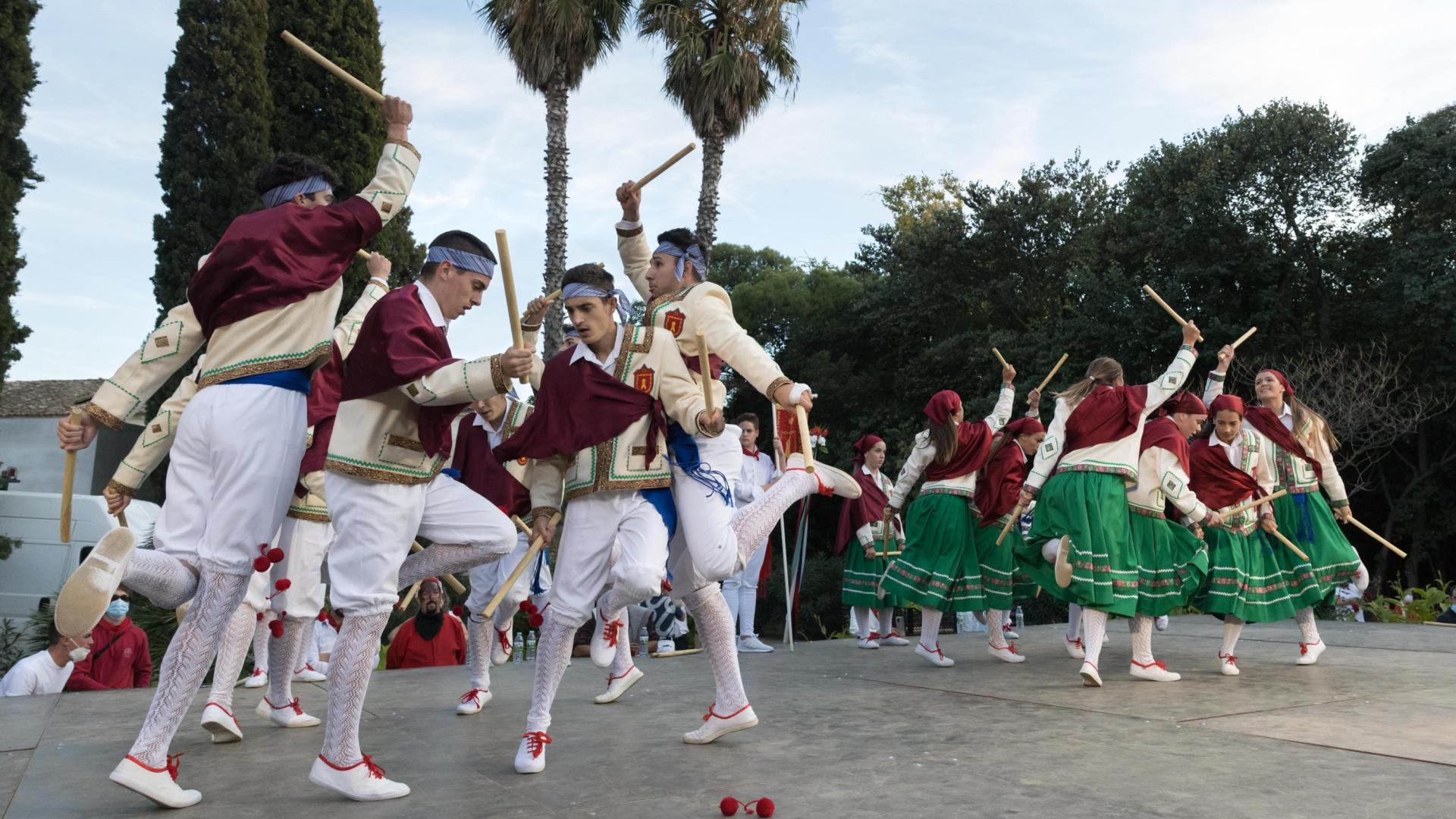 Instante de la interpretación del baile del Paloteado por parte de los danzaris de Cortes