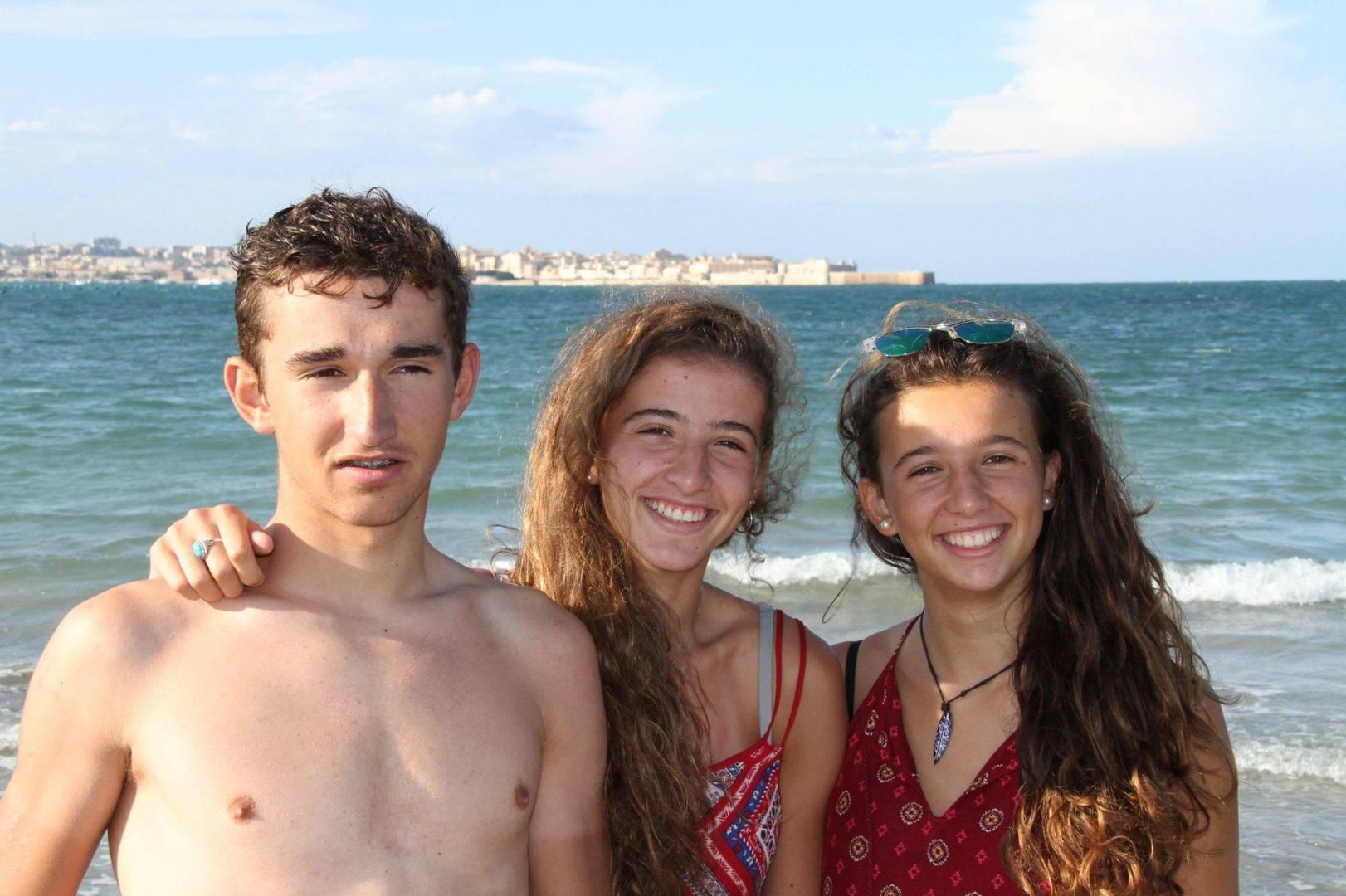 Ion, junto a sus hermanas Nerea, centro, y Ane, ambas atletas