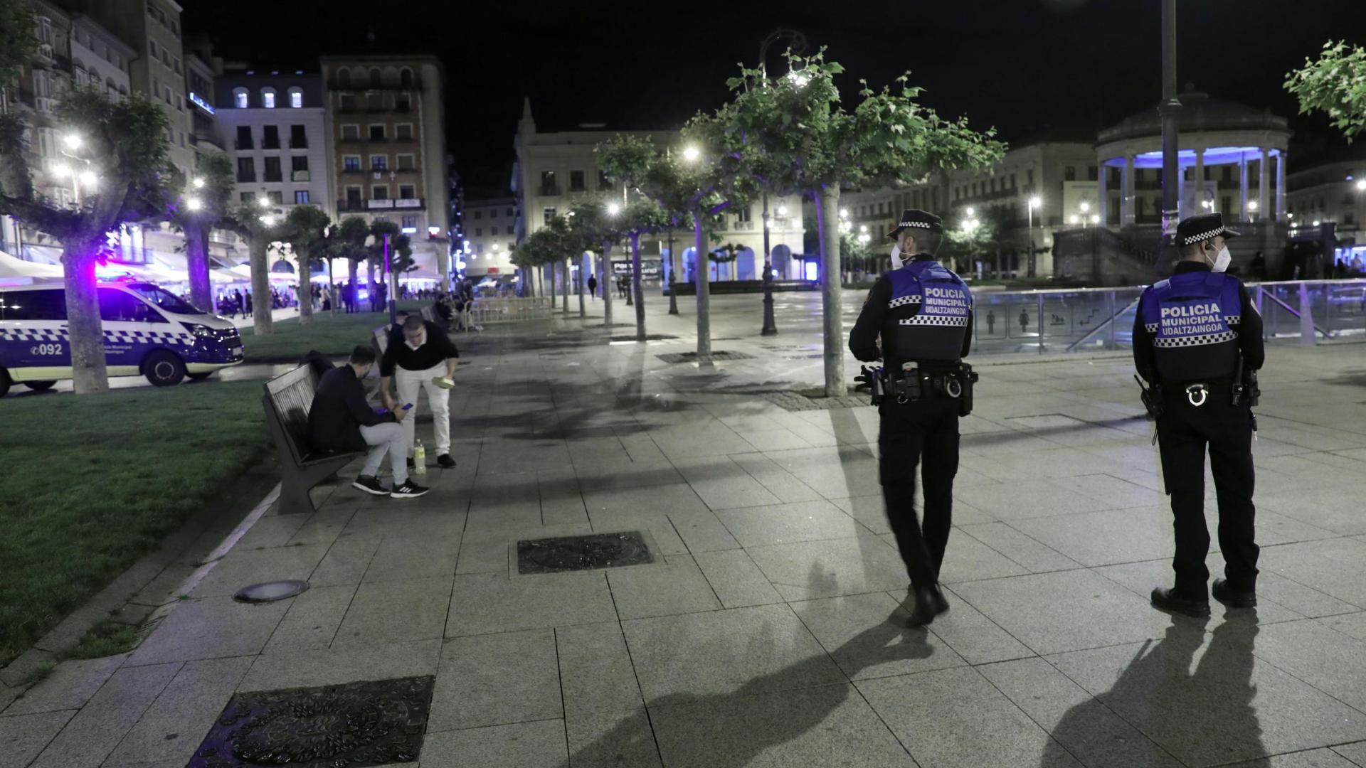 Dos policías municipales patrullan en la plaza del Castillo, en Pamplona.