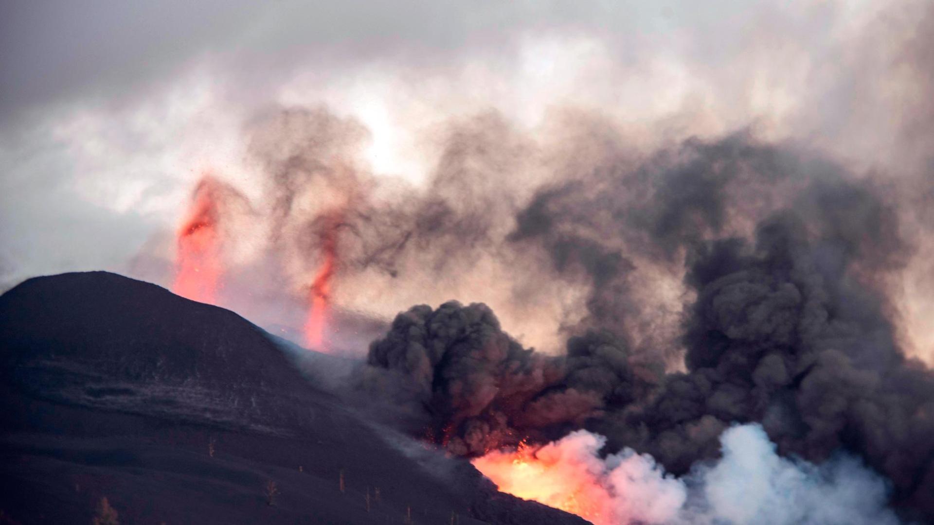 La lava que emerge de la erupción volcánica de Cumbre Vieja, en la isla canaria de La Palma, ha llegado ya al mar.