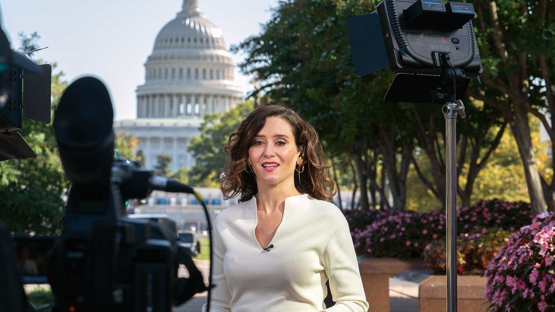 La presidenta de la Comunidad de Madrid, Isabel Díaz Ayuso, durante una entrevista en en las inmediaciones del edificio del Capitolio, en Washington