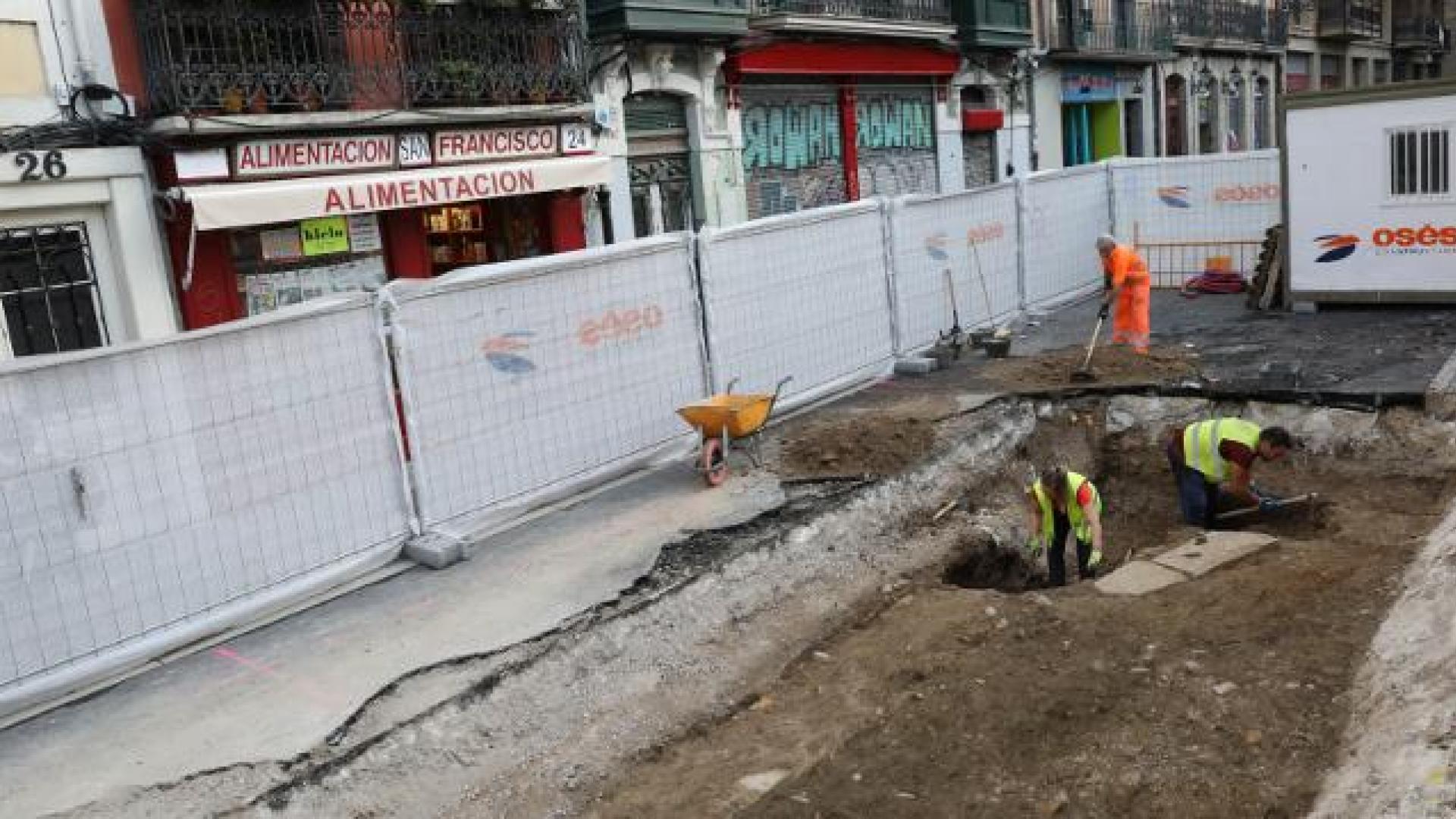La obra para instalar los buzones de recogida neumática de residuos comprende varios metros de la calle Ansoleaga, a la altura de la plaza de San Francisco