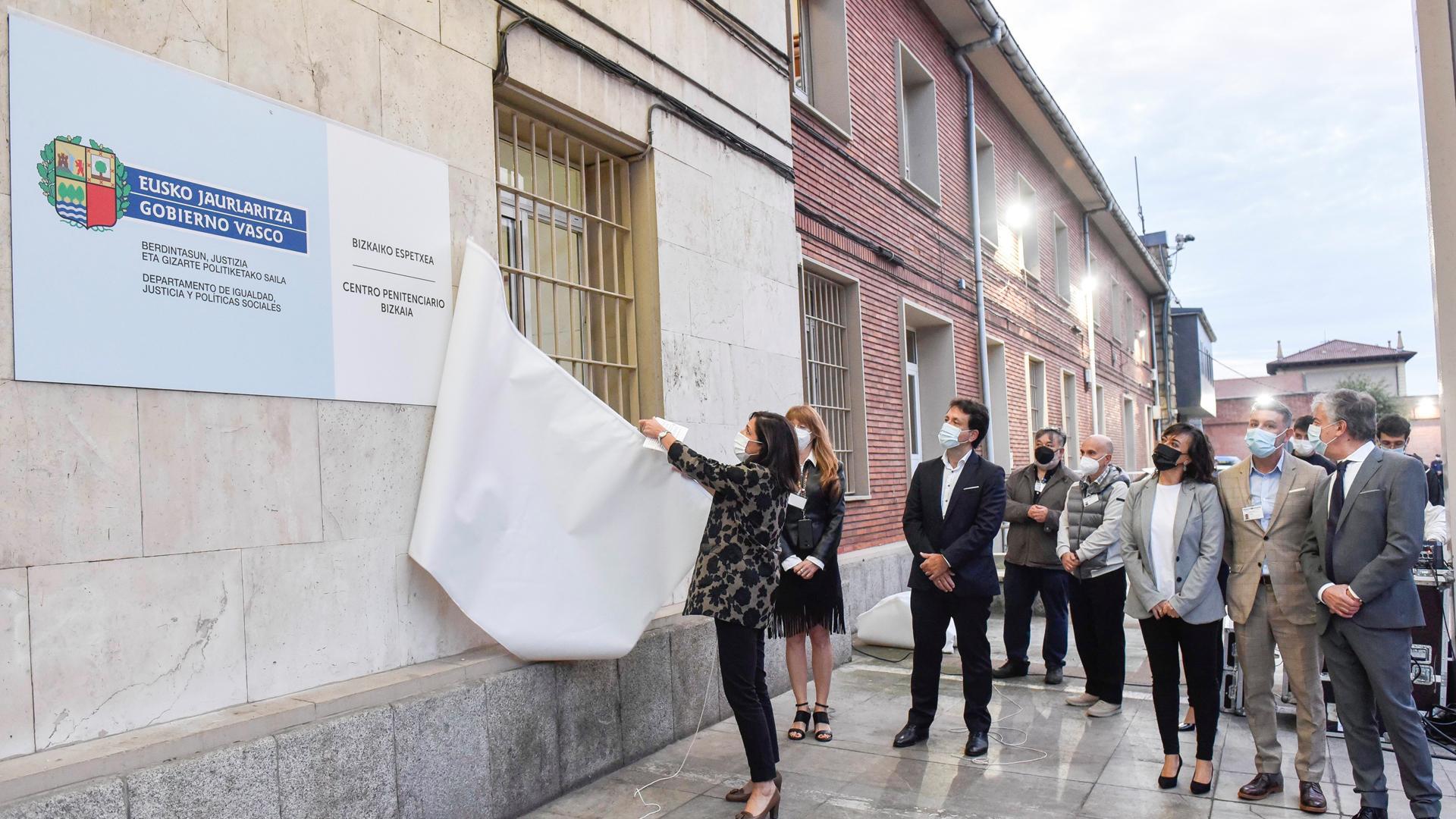 La consejera de Justicia del Gobierno Vasco, Beatriz Artolazabal, ha presidido en la prisión de Basauri, su primer acto oficial como gestora de los centros penitenciarios vascos