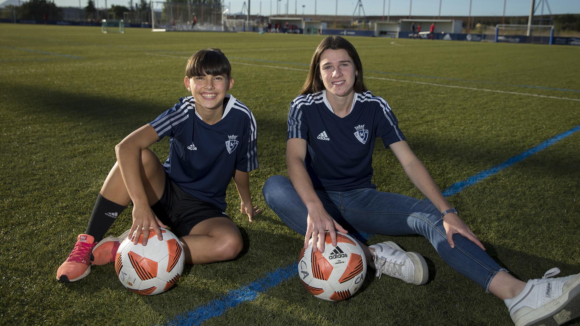 Maitane Vilariño, de 19 años, y Saioa Larumbe, de 18, ayer por la tarde en los anexos de Tajonar. Las dos rojillas han marcado ya un gol en este inicio de temporada