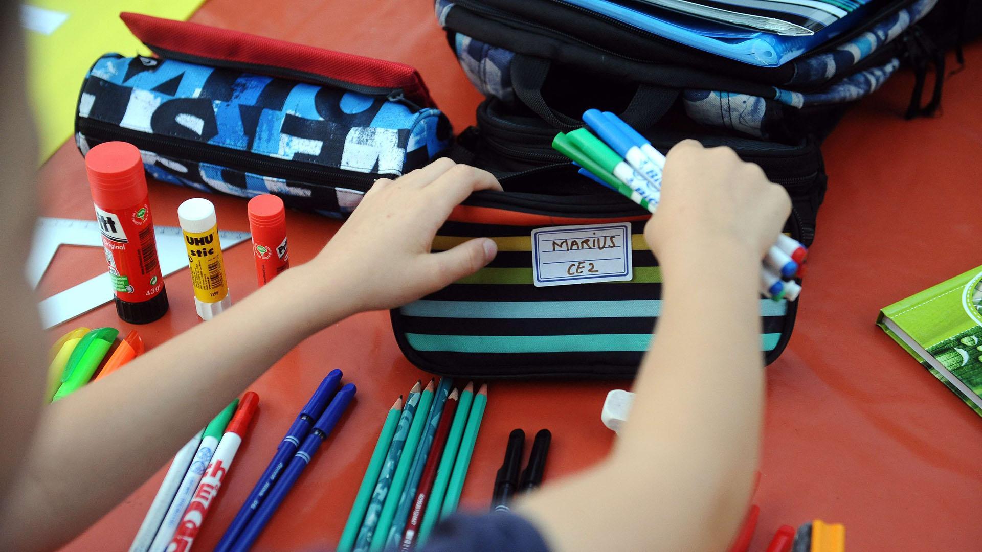 Un niño prepara su material escolar