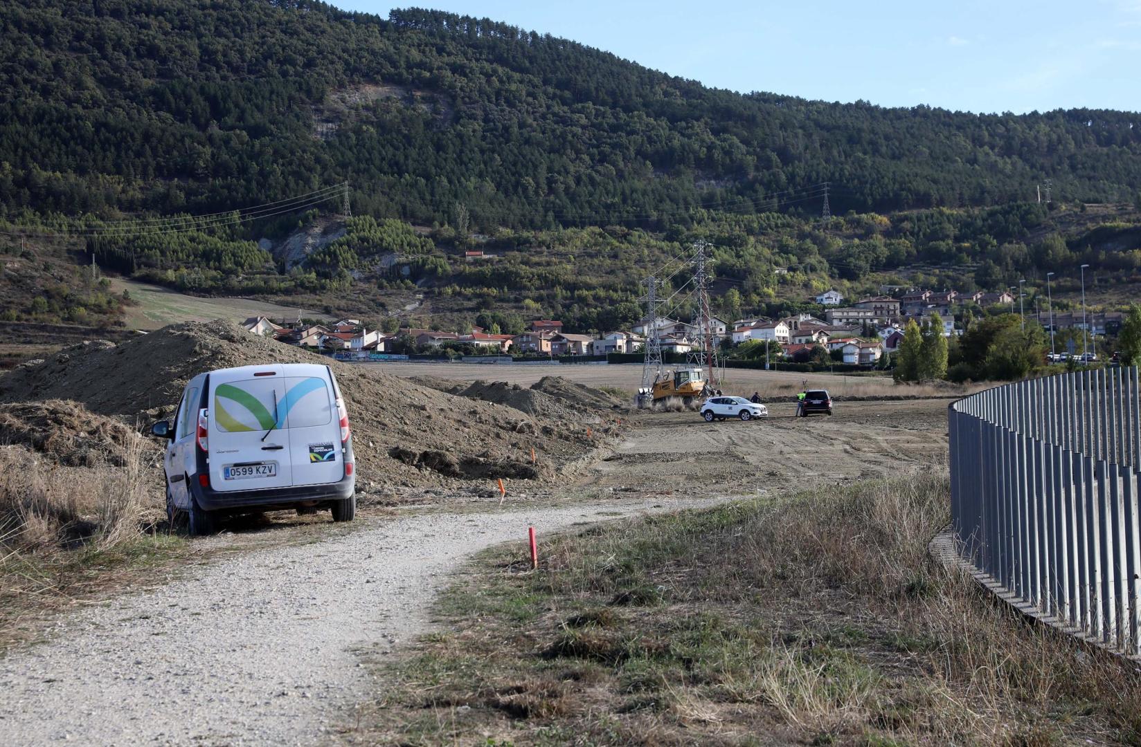 La urbanización desde el otro lado. Al fondo, el pueblo de Artica y la ladera de San Cristóbal-Ezkaba