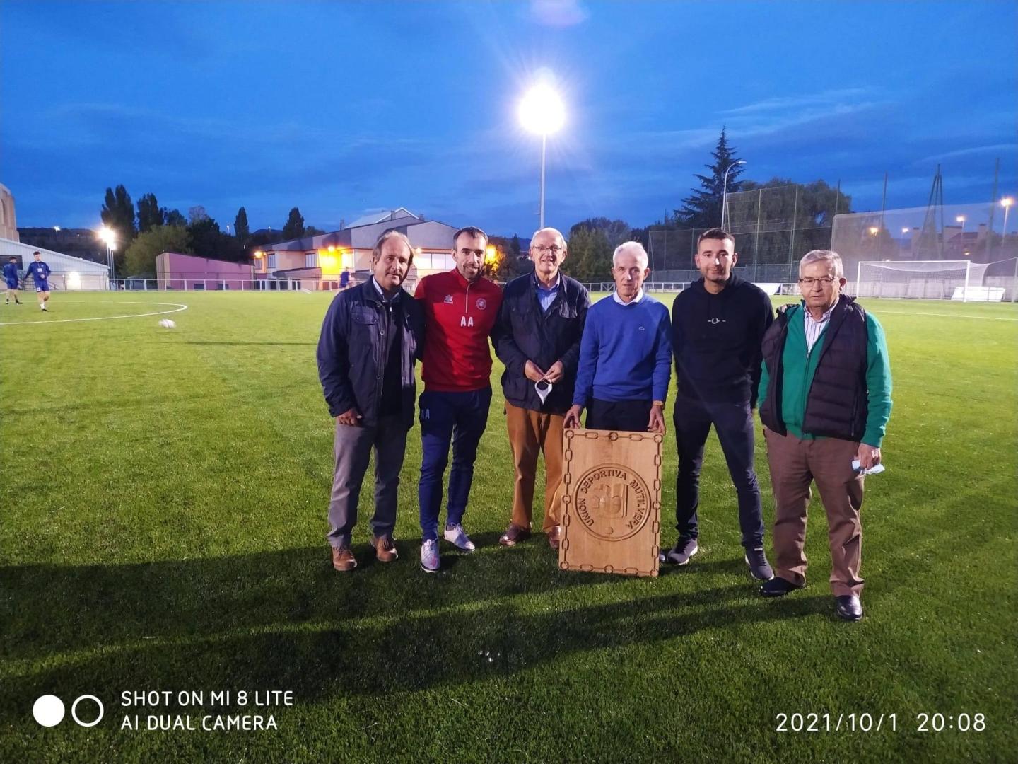 Manolo Romero, alcalde del Valle de Aranguren; Andoni Alonso, entrenador de la Mutilvera; Jesús Rípodas, excapitán; Ángel María Rípodas, autor de la obra; Iulen Romero, presidente de la Mutilvera, y Marino Abardia, expresidente, en el campo de fútbol del club navarro