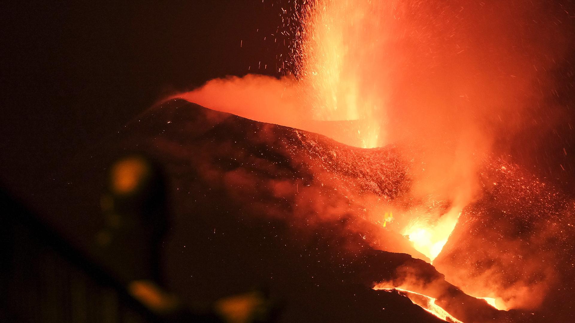 Continúa la colada de lava en el decimotercer día de erupción en La Palma