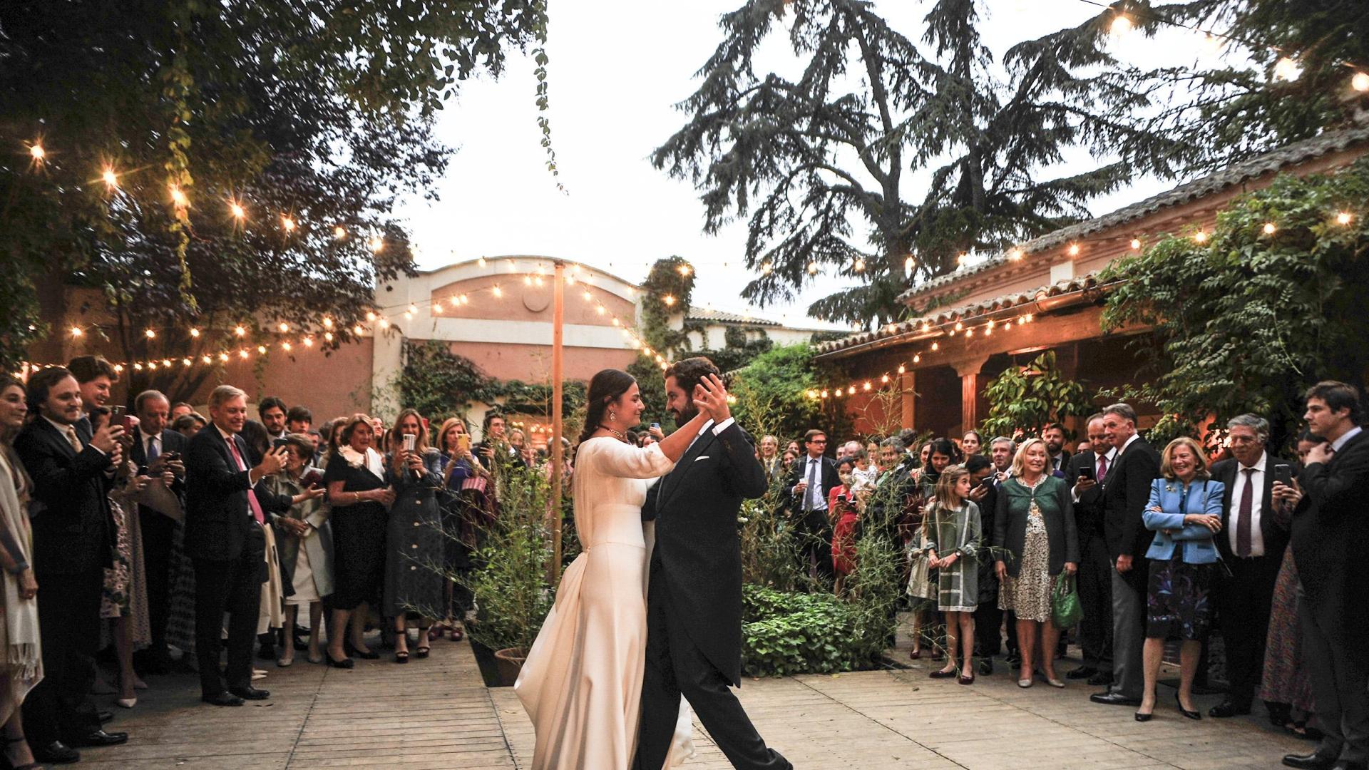 María y Borja dieron ayer inicio al baile en una zona exterior del Hotel Villa Marcilla. Los invitados y novios se quitaron las macascarillas durante unos instantes para la fotografía. Eligieron el Vals de Astrain